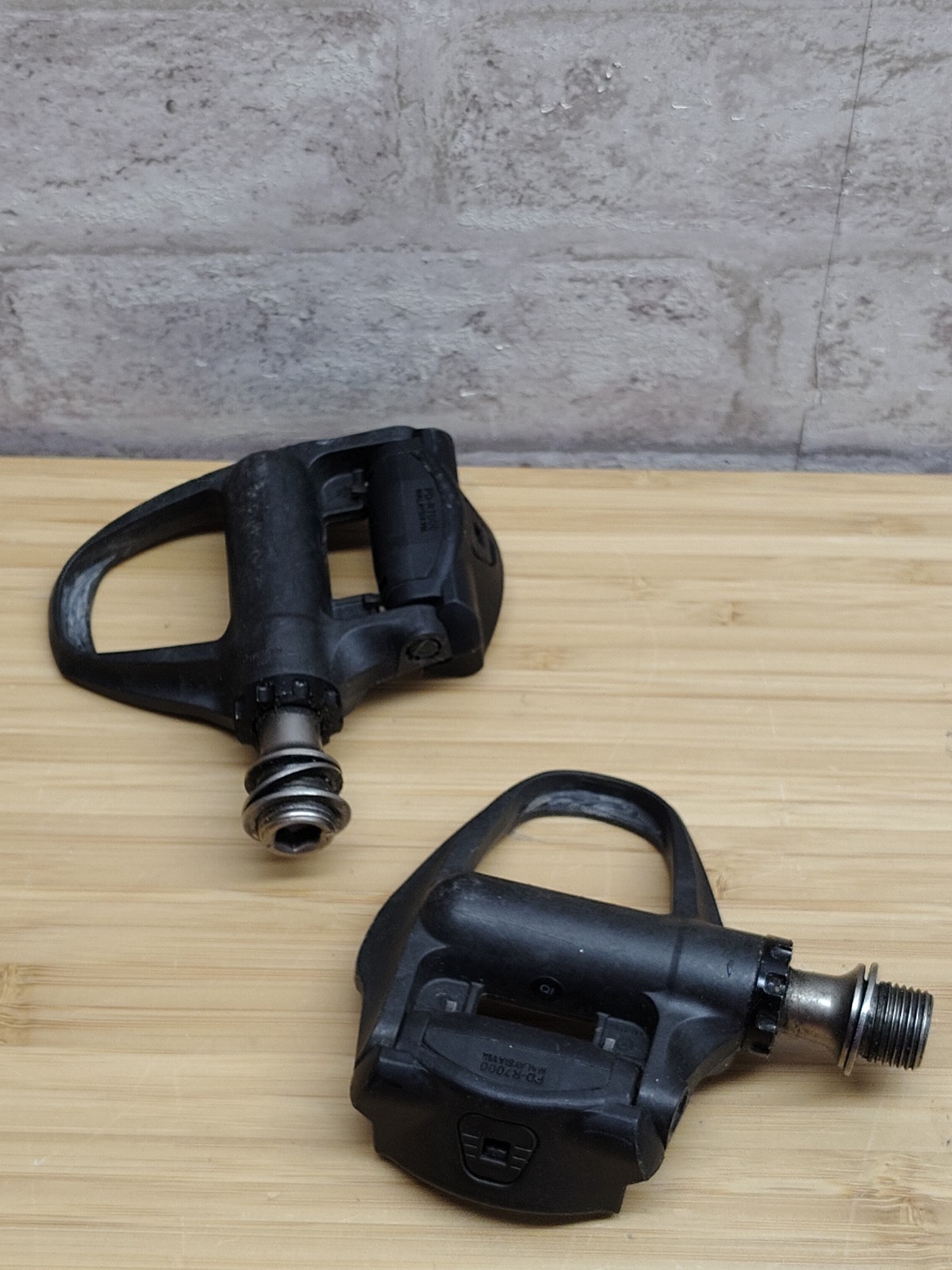 Shimano 105 PD-R7000 Carbon Fiber SPD-SL Clipless Pair Pedals Road Bike Black
