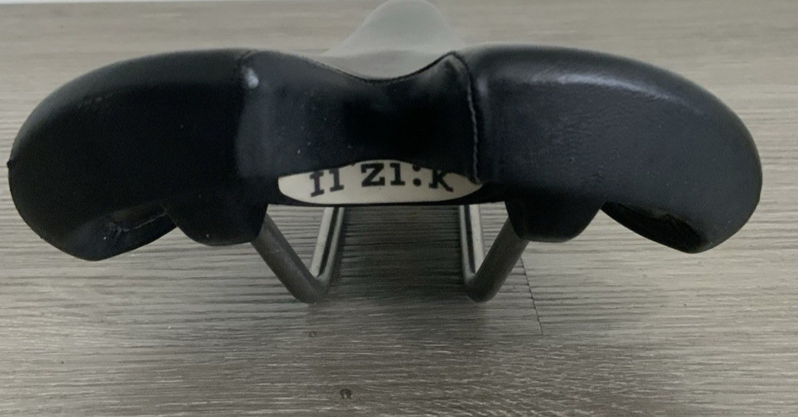 FIZIK VITESSE ROAD BIKE SADDLE 264 GRAMS 150 MM X 280 MM DISPLAY ONLY TITANIUM