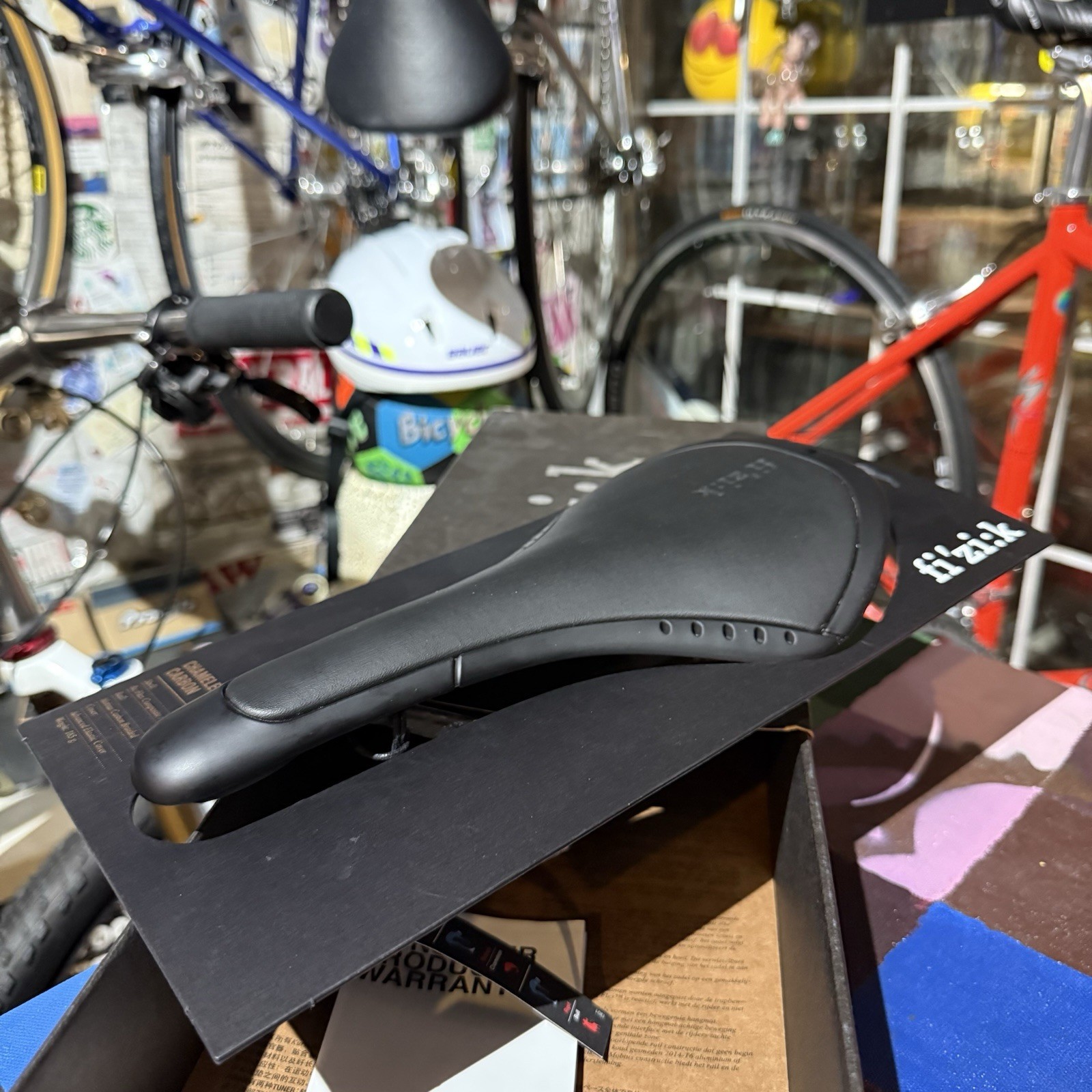 NOS FIZIK KURVE CHAMELEON CARBON RAIL SADDLE – 185 GRAMS – NEW IN BOX / COMPLETE