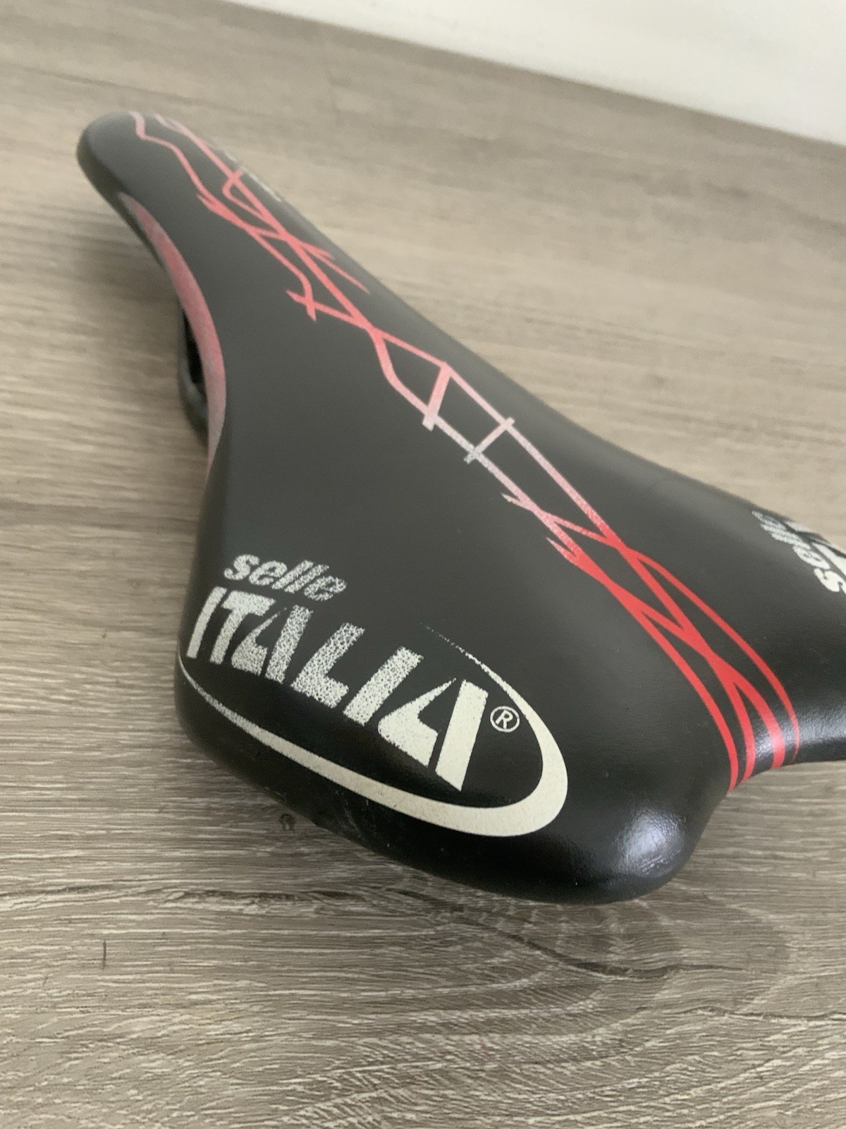 SELLE ITALIA TEAM EDITION SADDLE CARBON STAYS 202 GRAM 130 MM X 280 MM