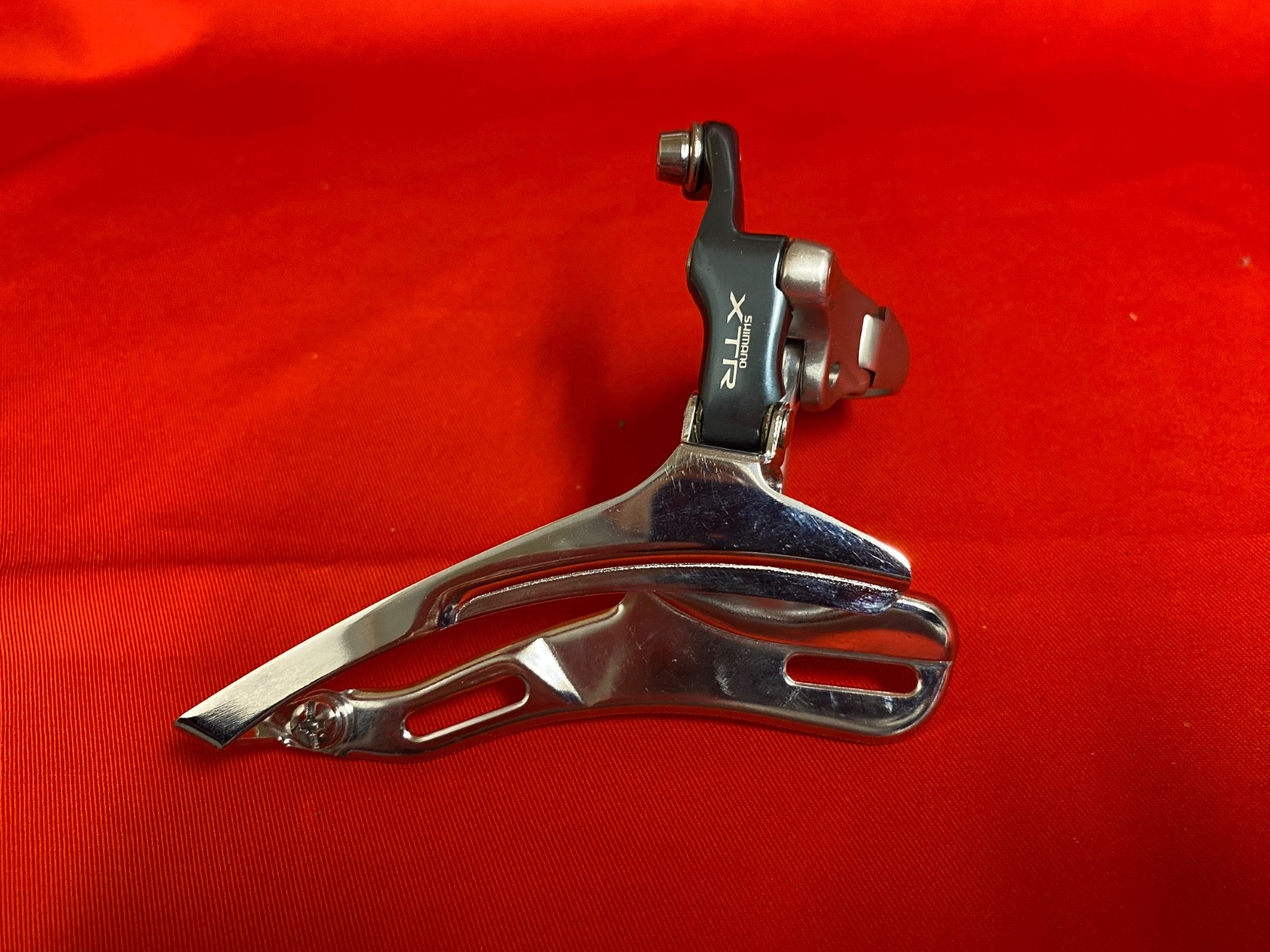 Shimano XTR FD-M900 Front Derailleur 3x8s Clamp-On 28.6 B.Pull/B.Swing