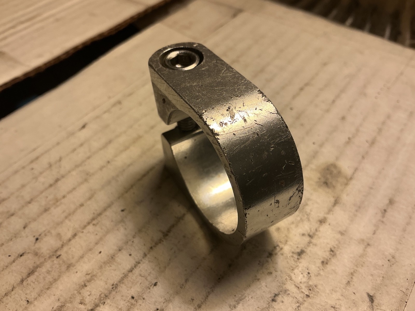 33mm seat clamp w/threaded bolt hole