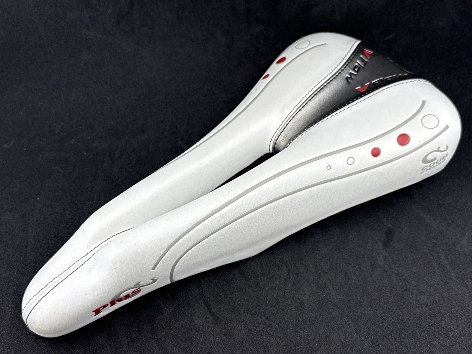 Cobb PLUS White Silver Red 132mm Hollow Cro-Mo Rail Road Cutout Saddle 302 Grams
