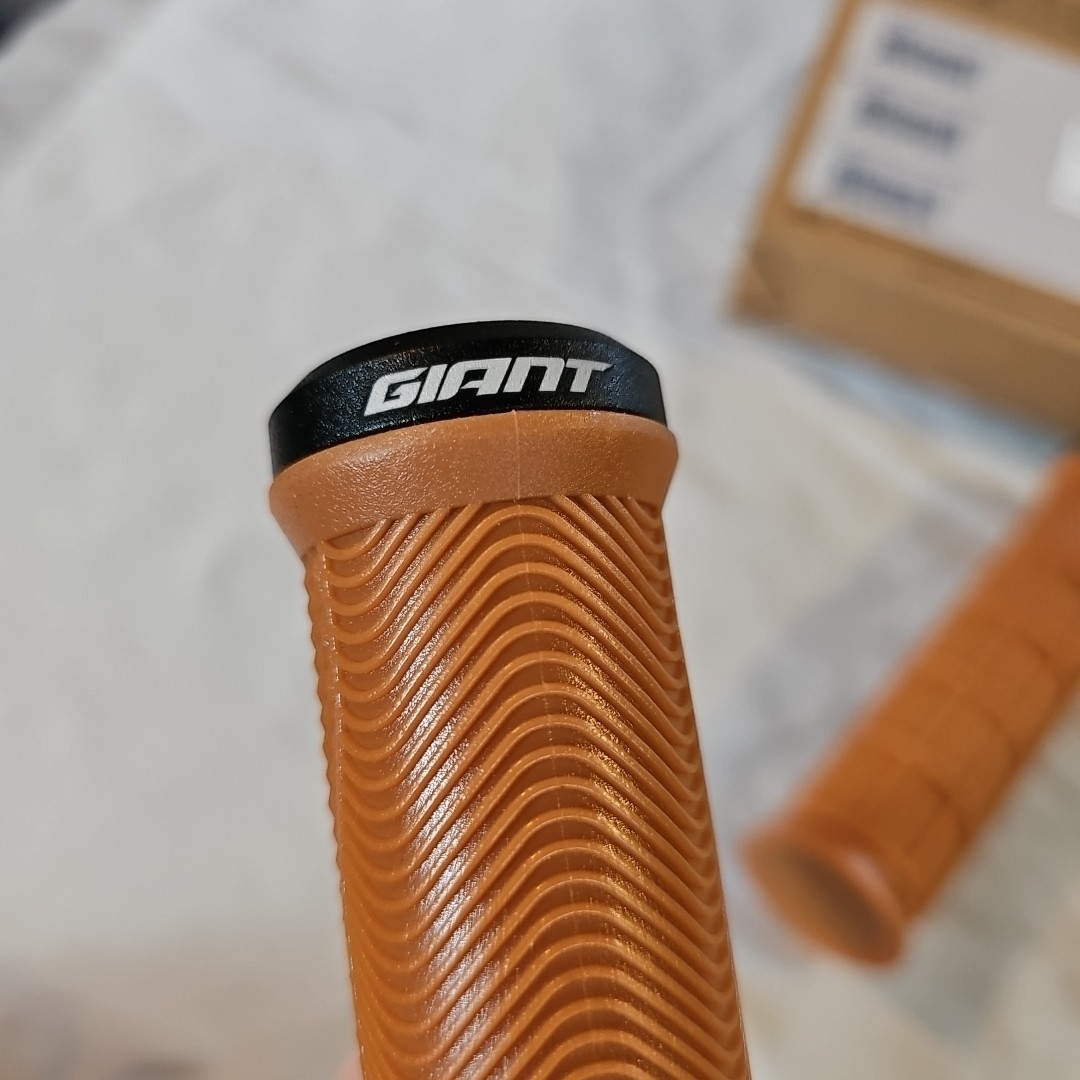 NIB Giant Tactal Pro Single Lock On Grips 132mm Wide on design 35 mm diameter