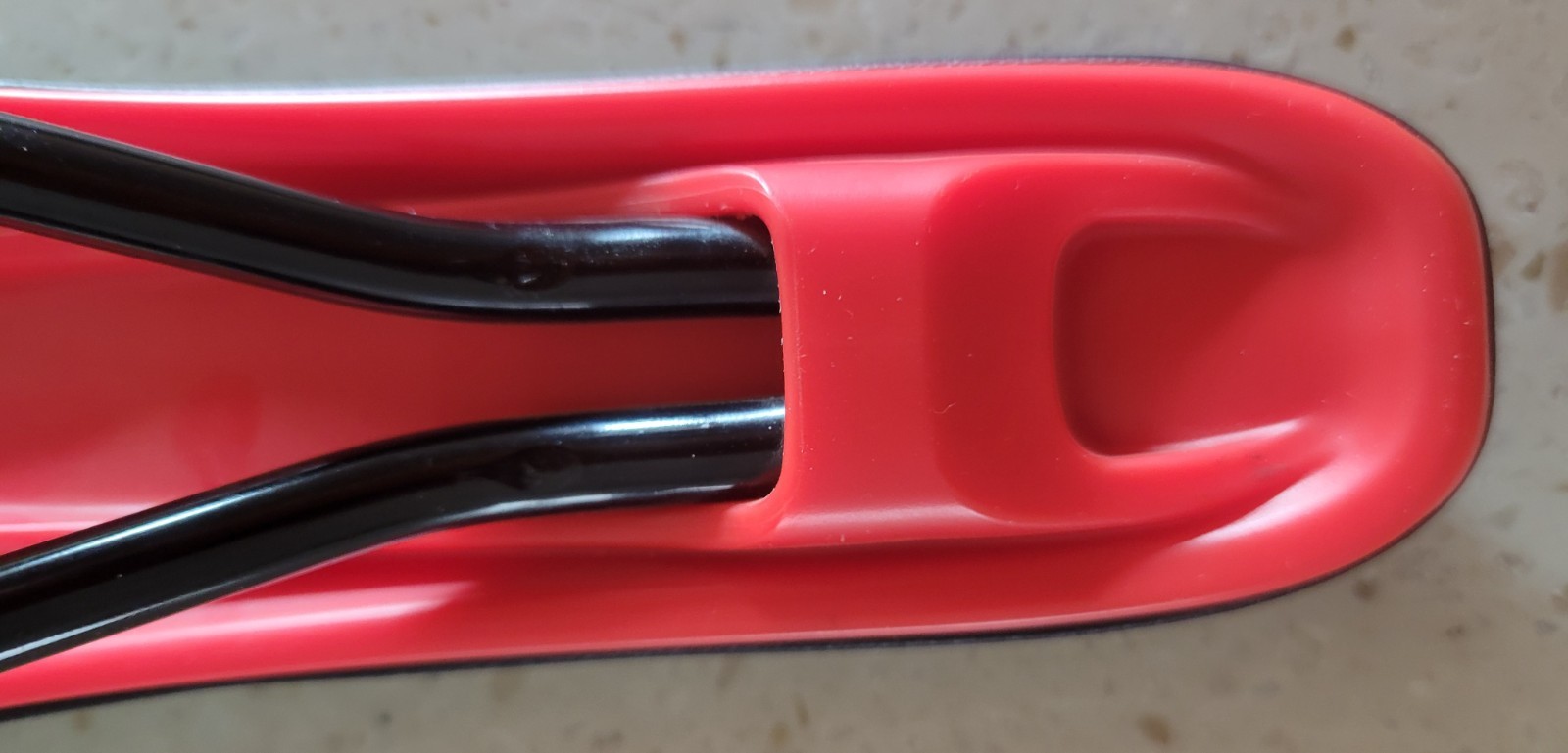 Giant Contact Saddle Seat 140 x 275mm Particle Flow Black /Red 298grams