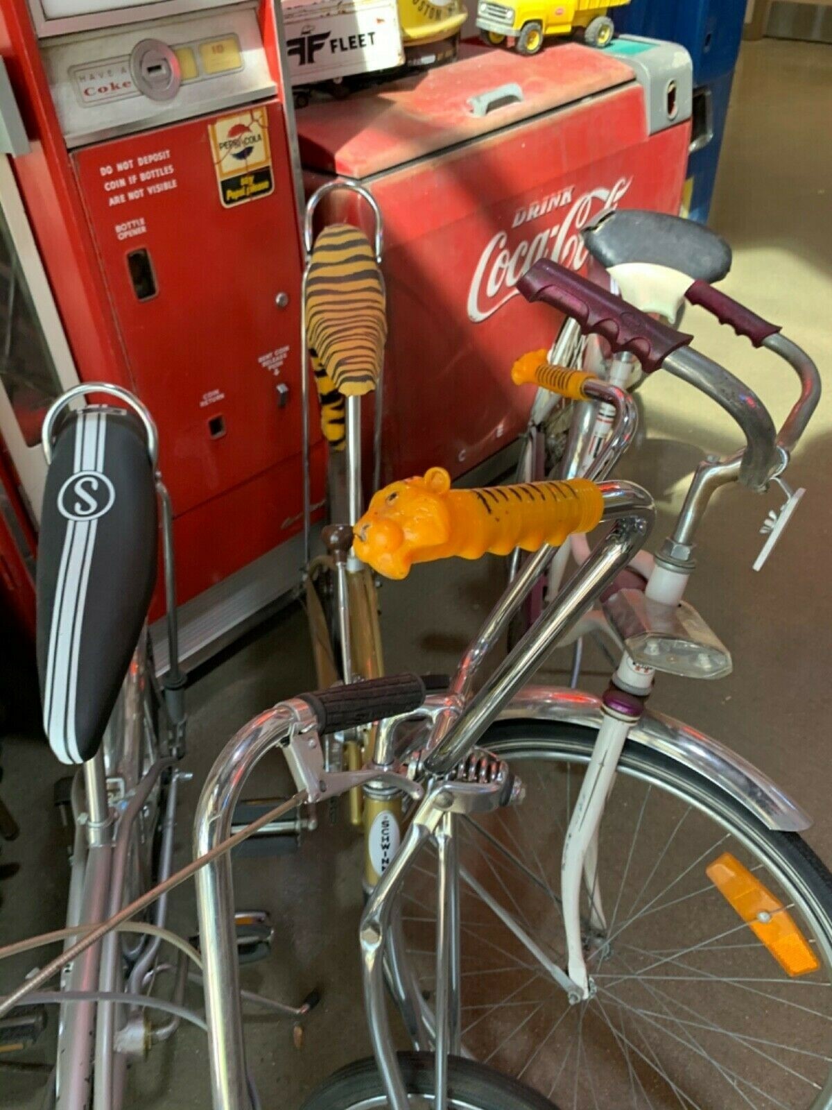 ORANGE ESSO TIGER BICYCLE HANDLE BAR GRIPS VINTAGE PAIR NEW SCHWINN ROYAL DESIGN