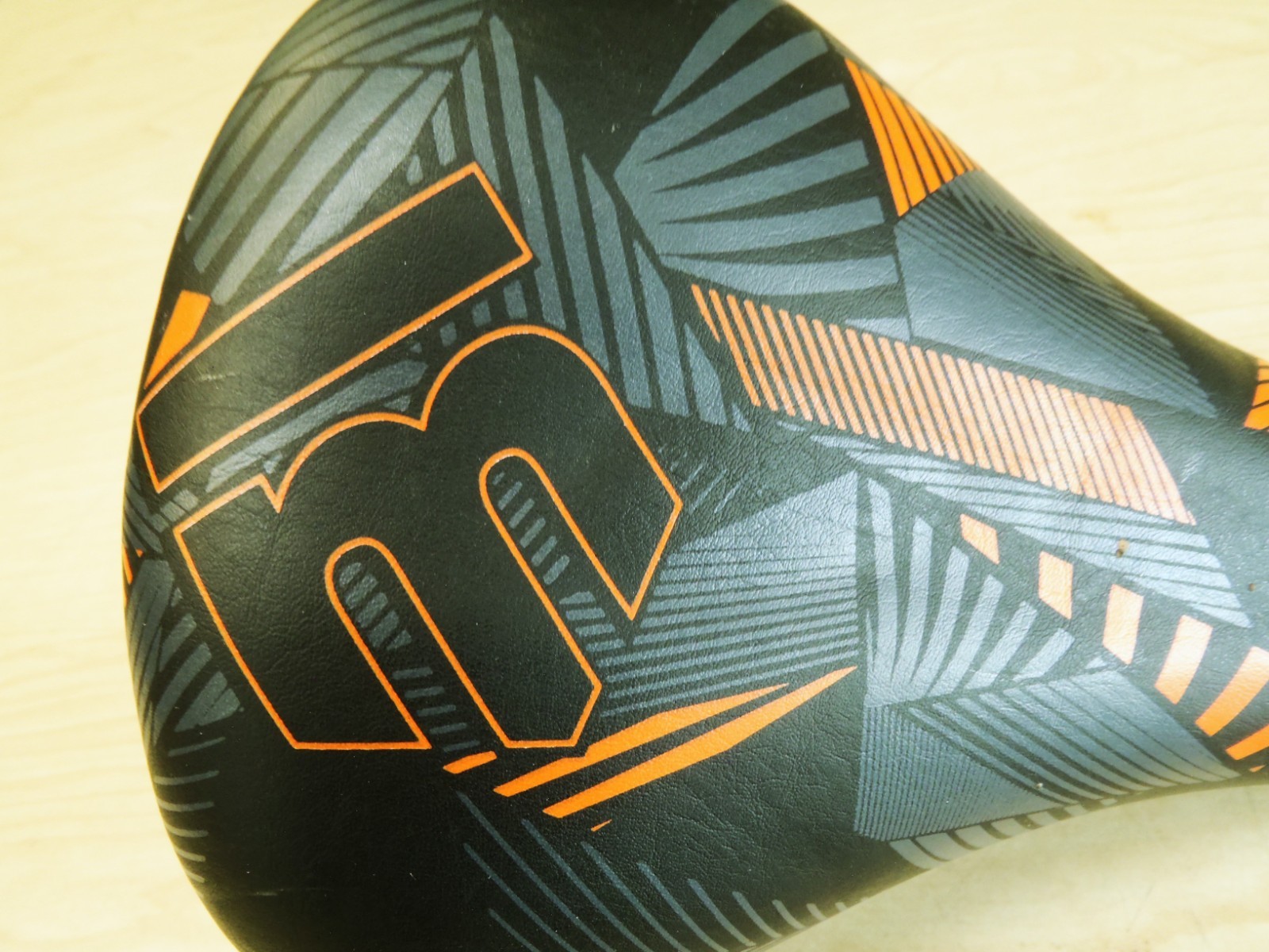 MONGOOSE KIDS’/YOUTH BLACK/ORANGE BICYCLE SADDLE/SEAT BIKE PARTS 753