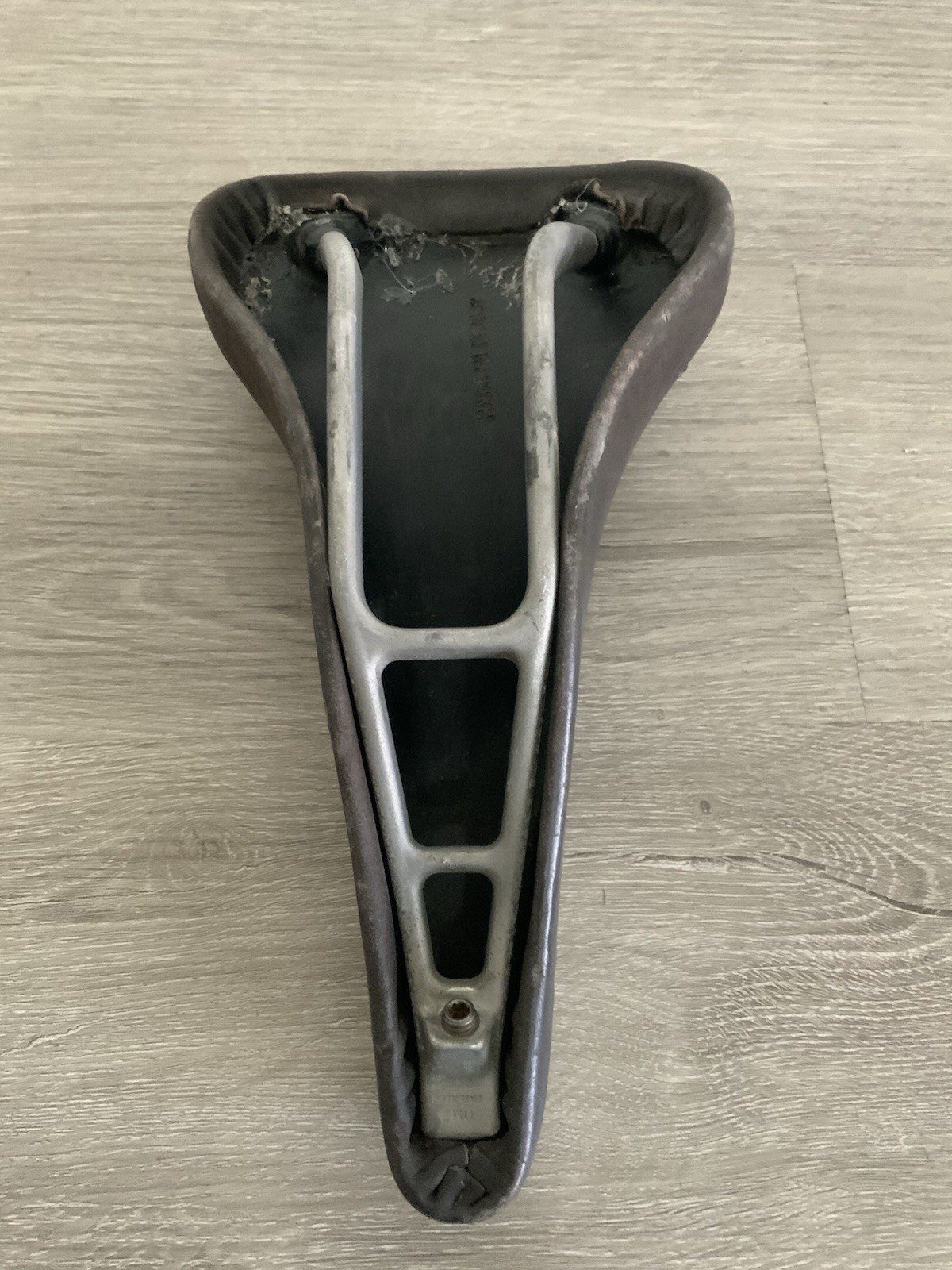 PEARLIZUMI RACING FLOLITE LEATHER SADDLE BROWN 340 GRAMS 278 X 143 MM