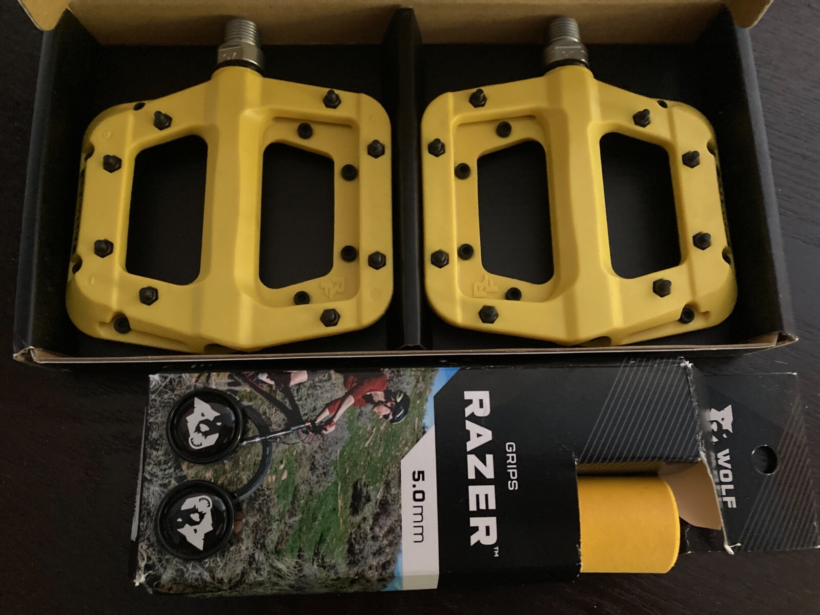 Race Face Chester Platform Mountain Bike Pedals 9/16″ / Yellow with Razer Grips