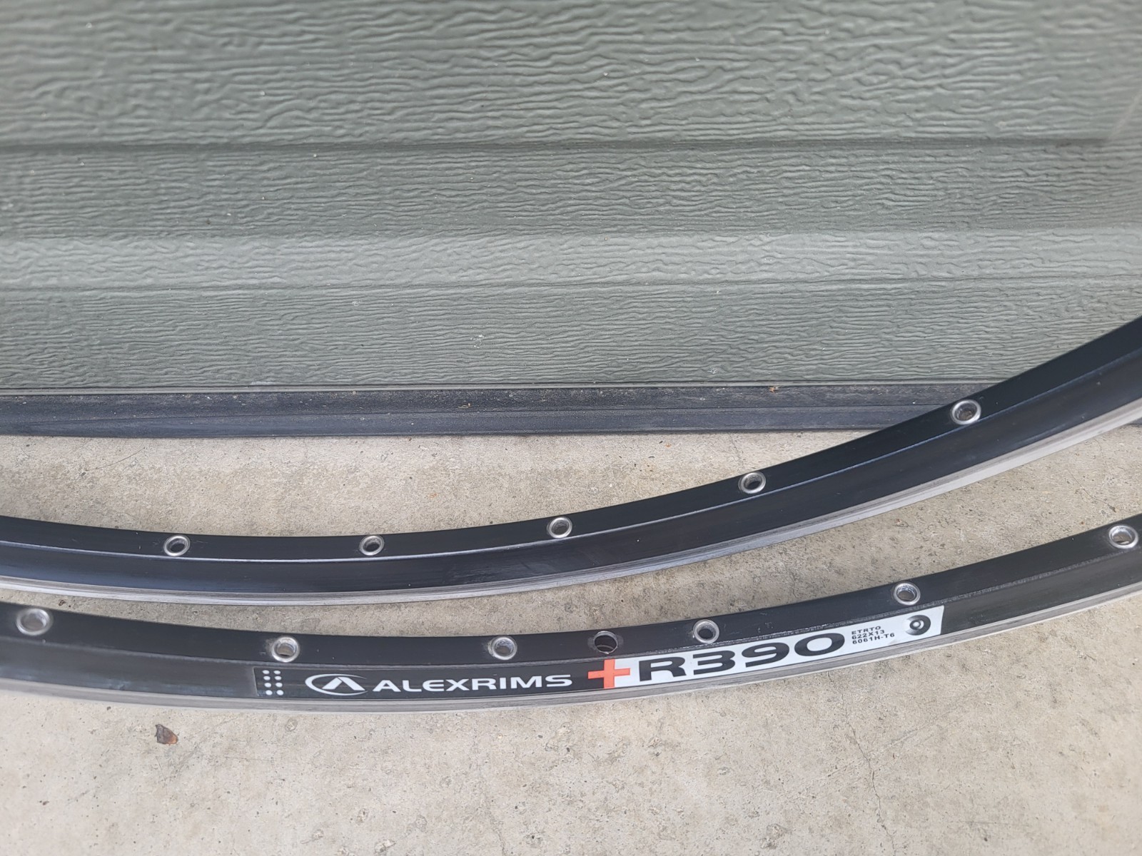 700c Alex A Class R370 classic road bike rims outstanding condition. 32 hole