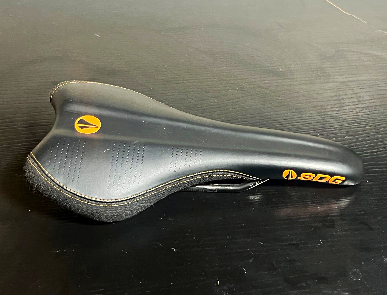 SDG Radar Saddle Black/Orange – 235g