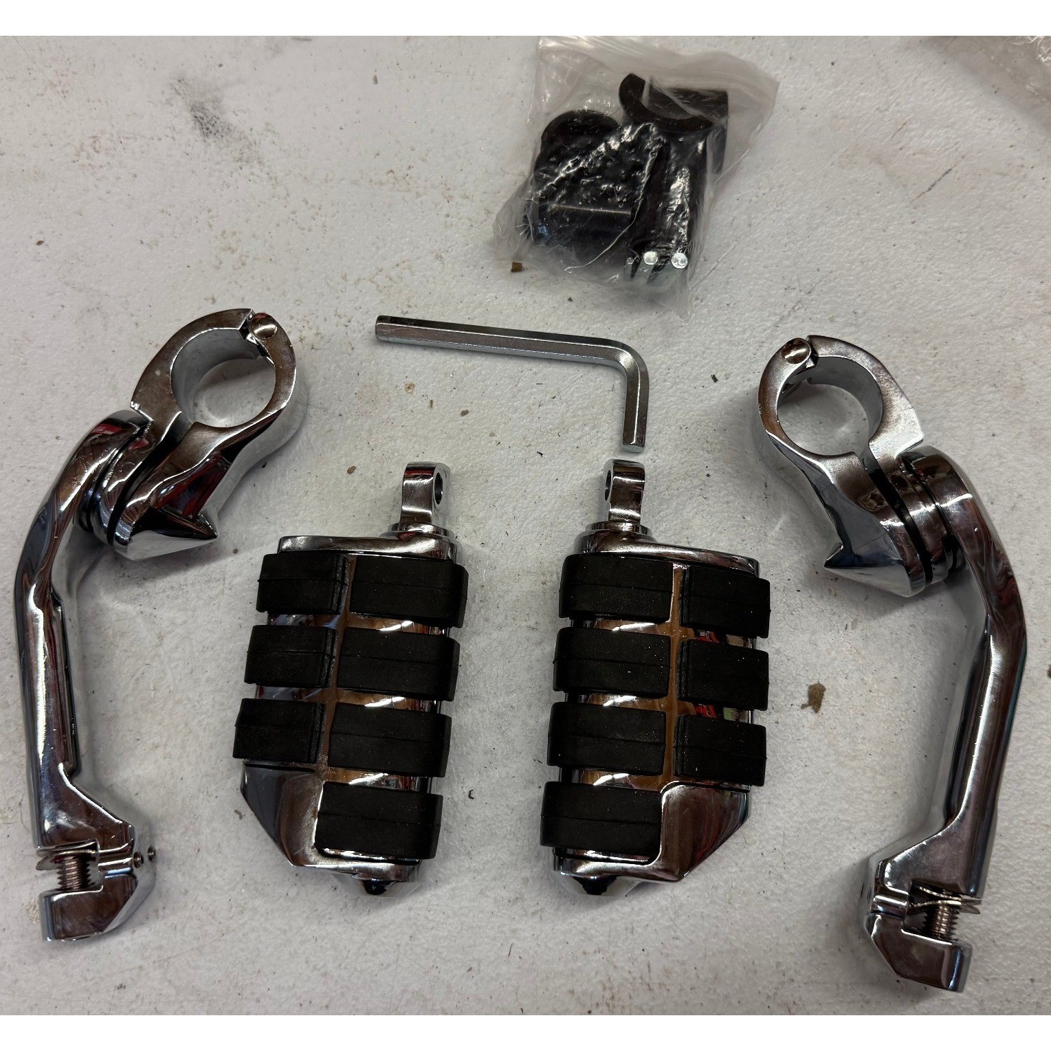 1-1/4″ 1.25″ Motorcycle Highway Crash Bar Foot Pegs Fit For Harley Touring