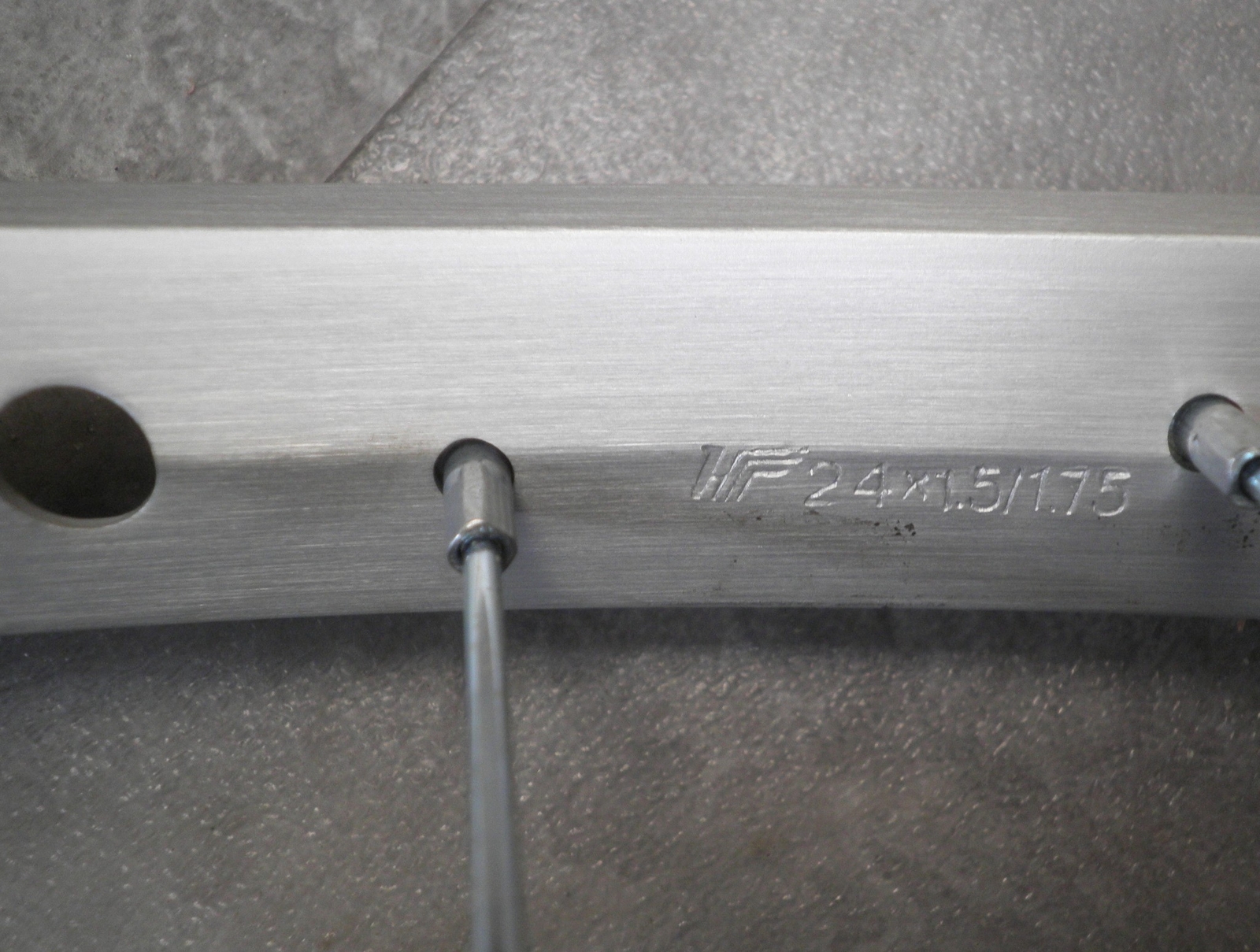 SILVER 24″ X 1.5/1.75 ALUMINUM REAR CRUISER BIKE RIM/HUB RWH38