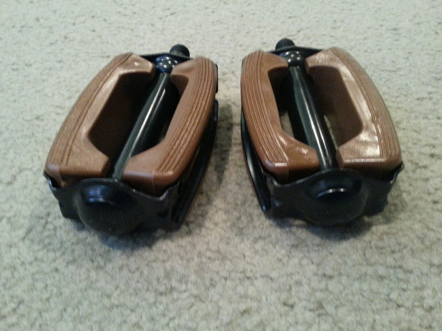 BROWN N BLACK BICYCLE PEDALS BOW STYLE 1/2″ CRUISERS BMX CHOPPER BICYCLES
