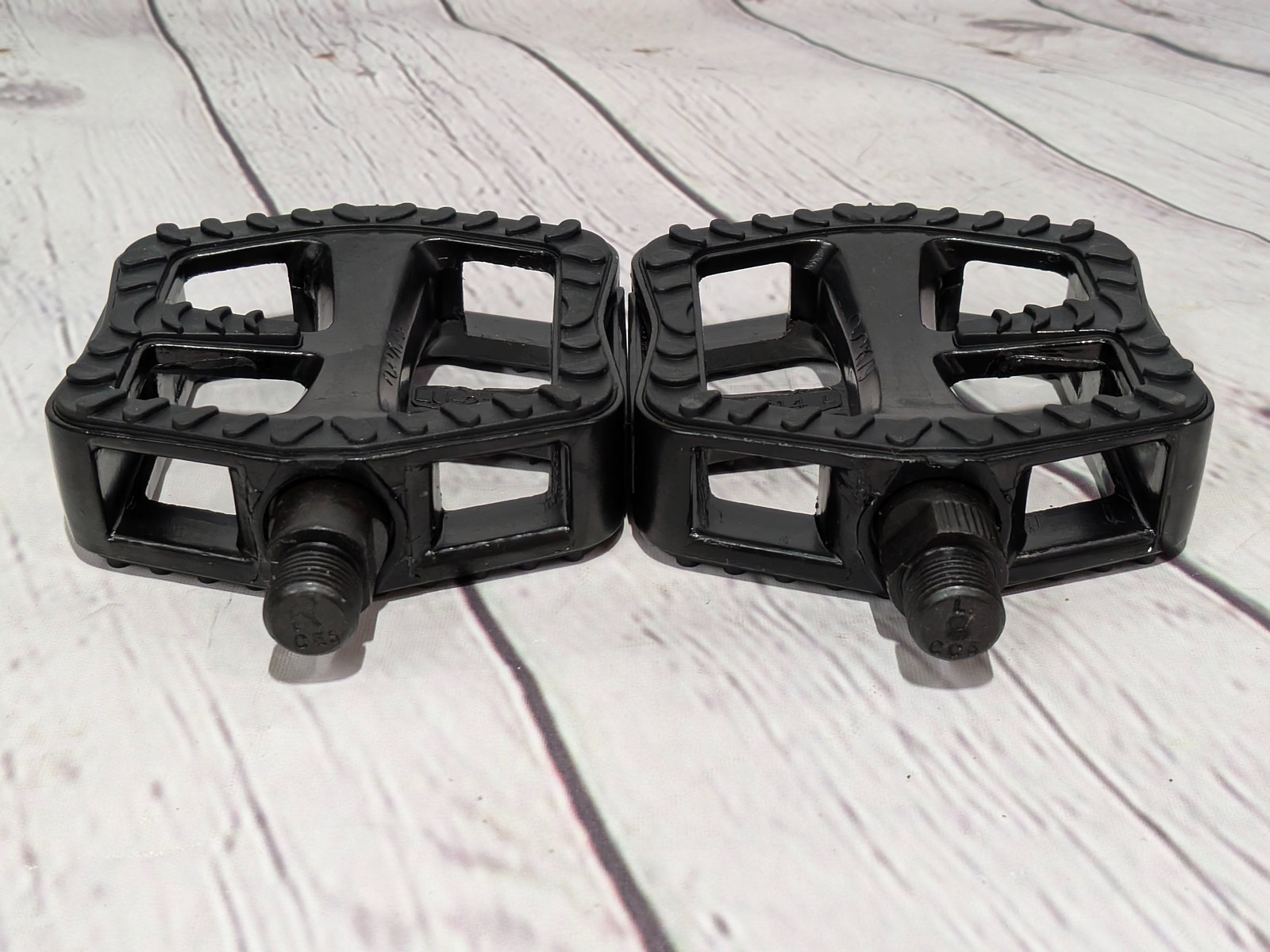 Wellgo LU-214 9/16″ Bike Pedal Set, Black Alloy with Rubber Grips, Reflectors