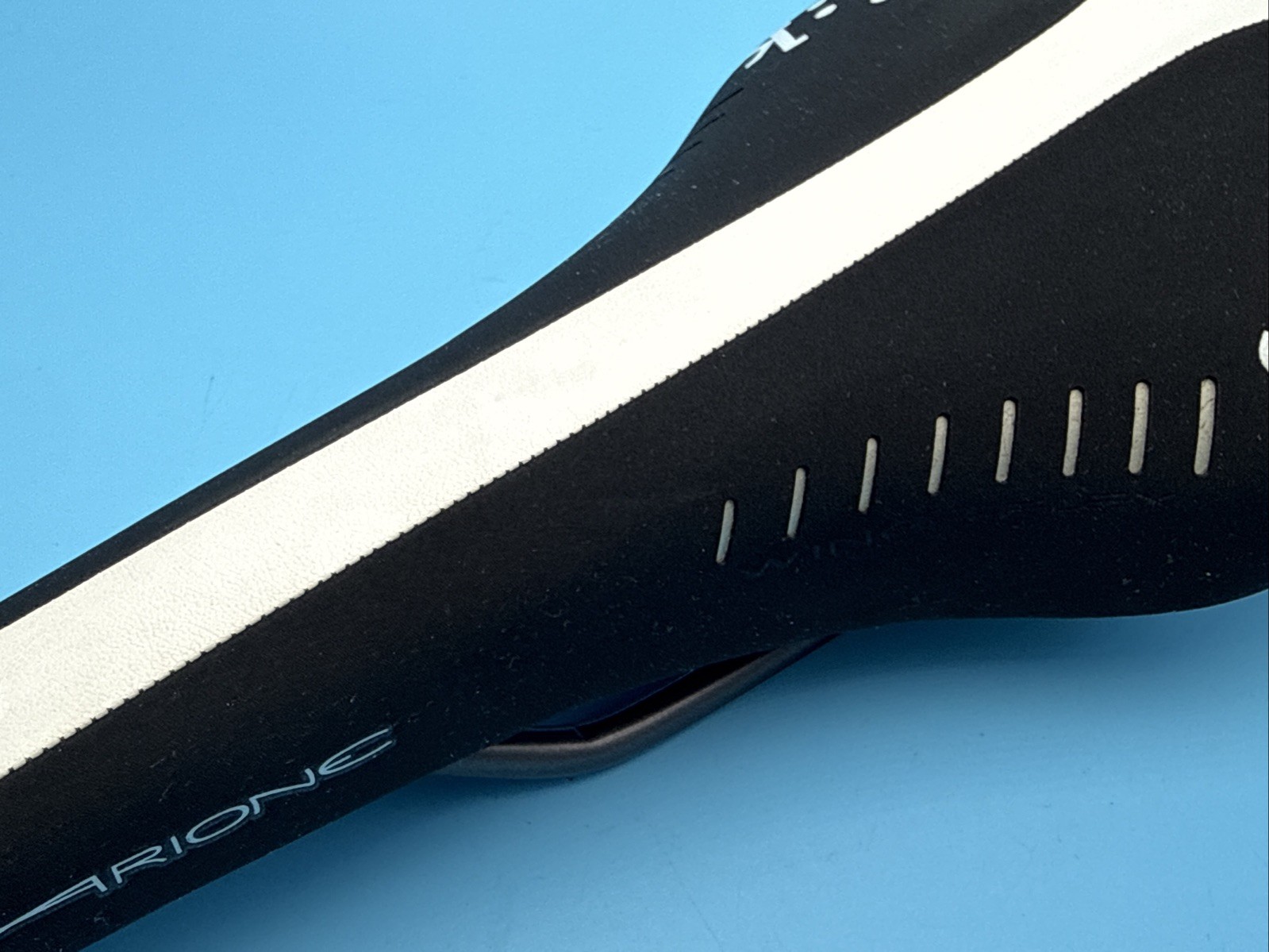OG fi:zi’k ARIONE 2013 Manganese Rail Black & White Saddle NEW from NEW BIKE!
