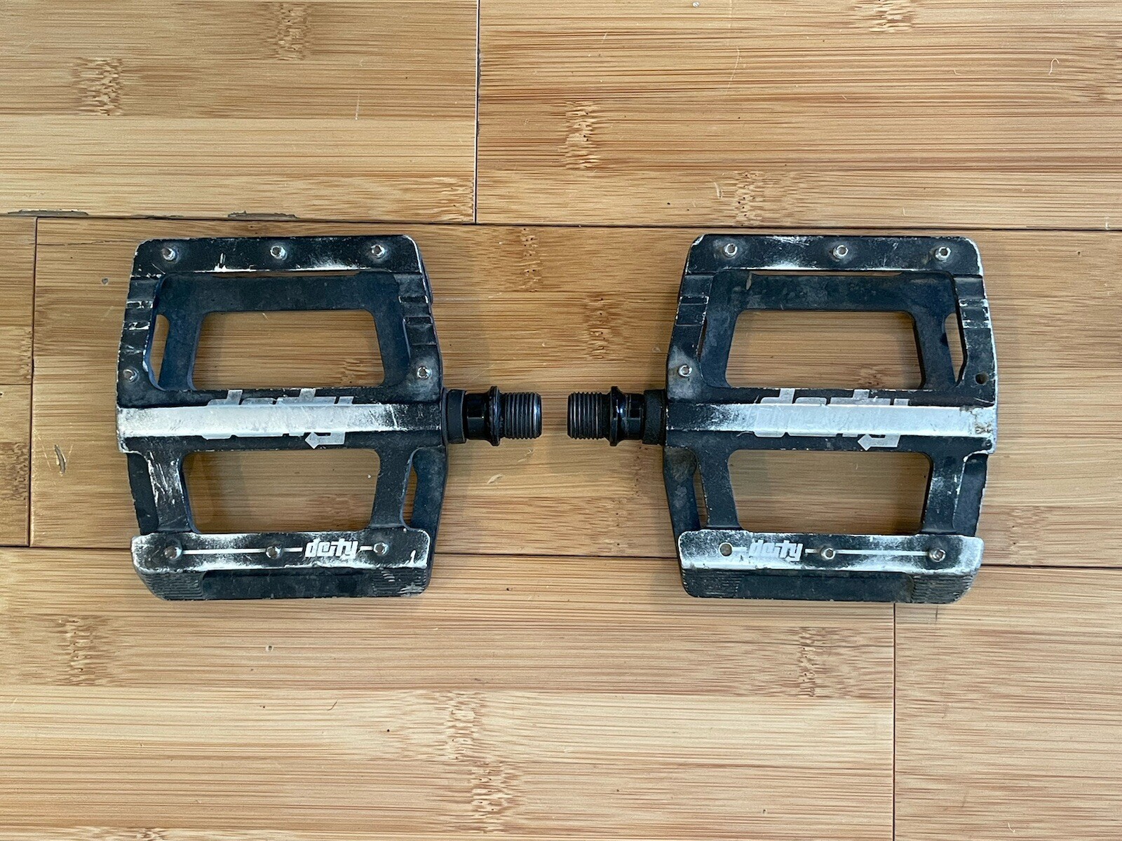 Deity Black Kat Platform Flat Down Mountain Bike BMX Enduro Pedals 9/16”