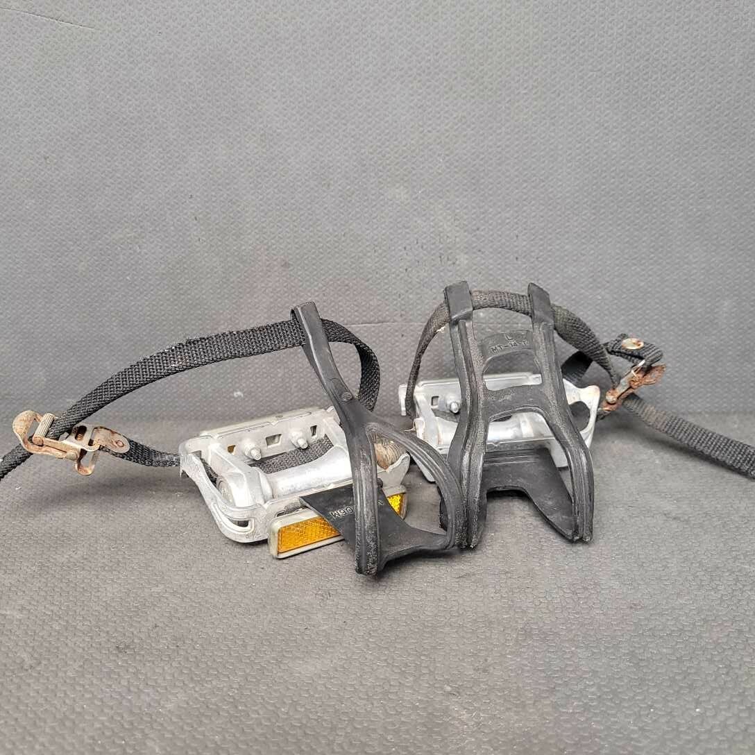 HTI Pedals Alloy A19 Silver 9/16″ Thread w Mismatched Toe Clips Black 70’s Road