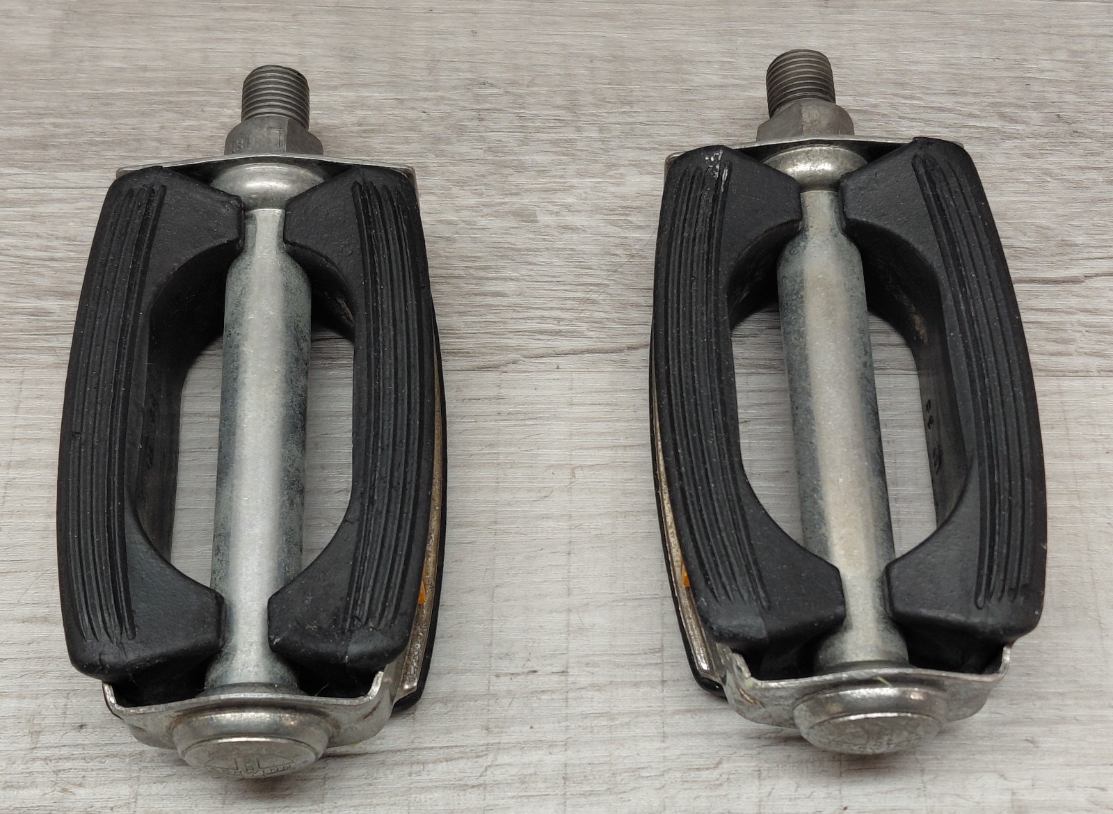 Vintage 60’s, 70’s Schwinn Bow Pedals 1/2″ K10490 U30 Block Stingray W/Reflector