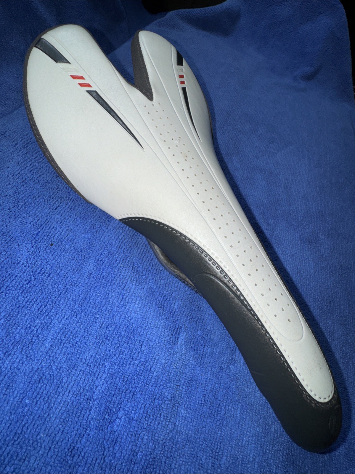 BONTRAGER RACE LITE CYCLING SEAT 135MM HOLLOW TI RAILS WHT/GRY GOOD CONDITION