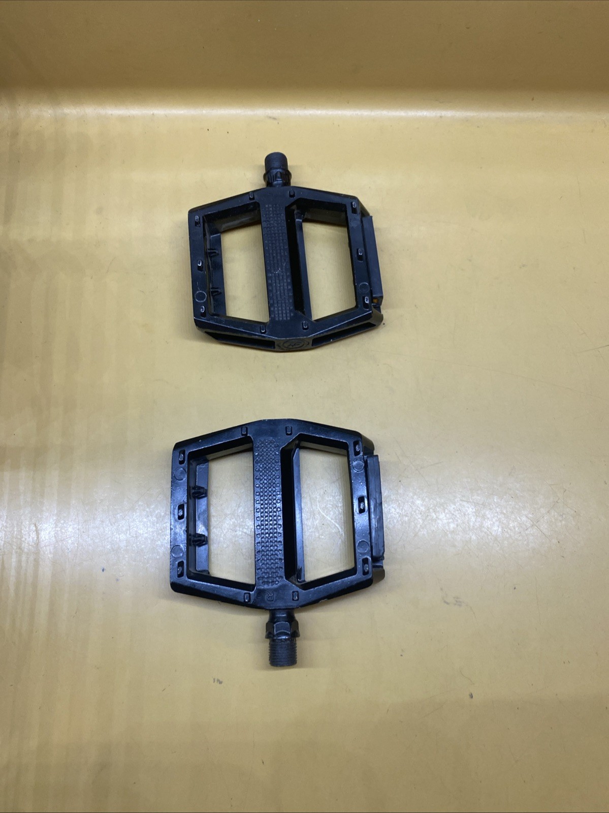Black HF HF-708 Aluminum 9/16″ Flat / Platform Pinned MTB Pedals With Reflectors
