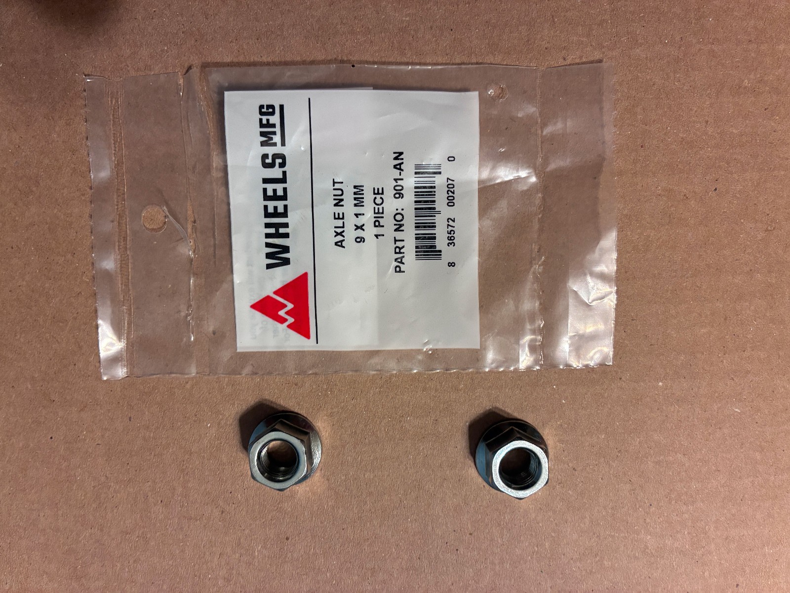 Wheels Manufacturing – 155mm x 1mm x 9mm Solid Axle with 2x9mm Track Nuts