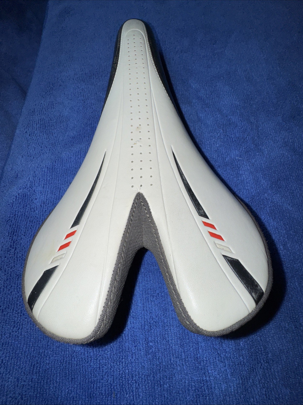 BONTRAGER RACE LITE CYCLING SEAT 135MM HOLLOW TI RAILS WHT/GRY GOOD CONDITION