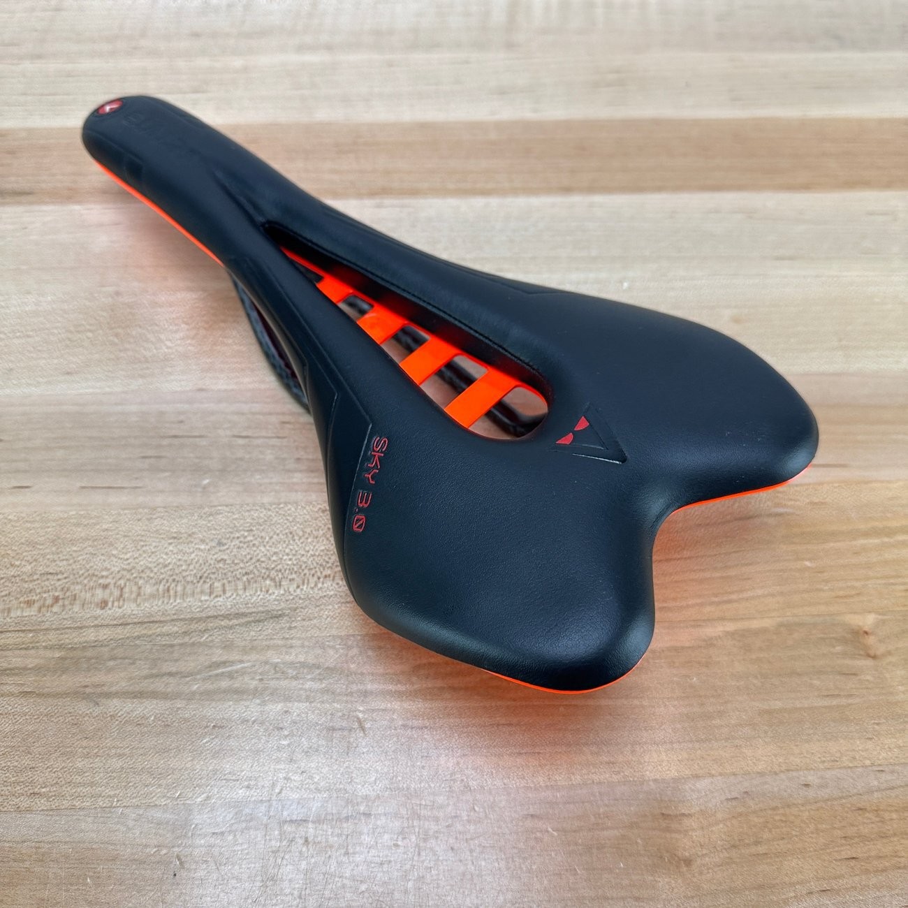 Low Mile! Astute Sky Lite 3.0 7x9mm Carbon Rails 135mm Bike Saddle 196g