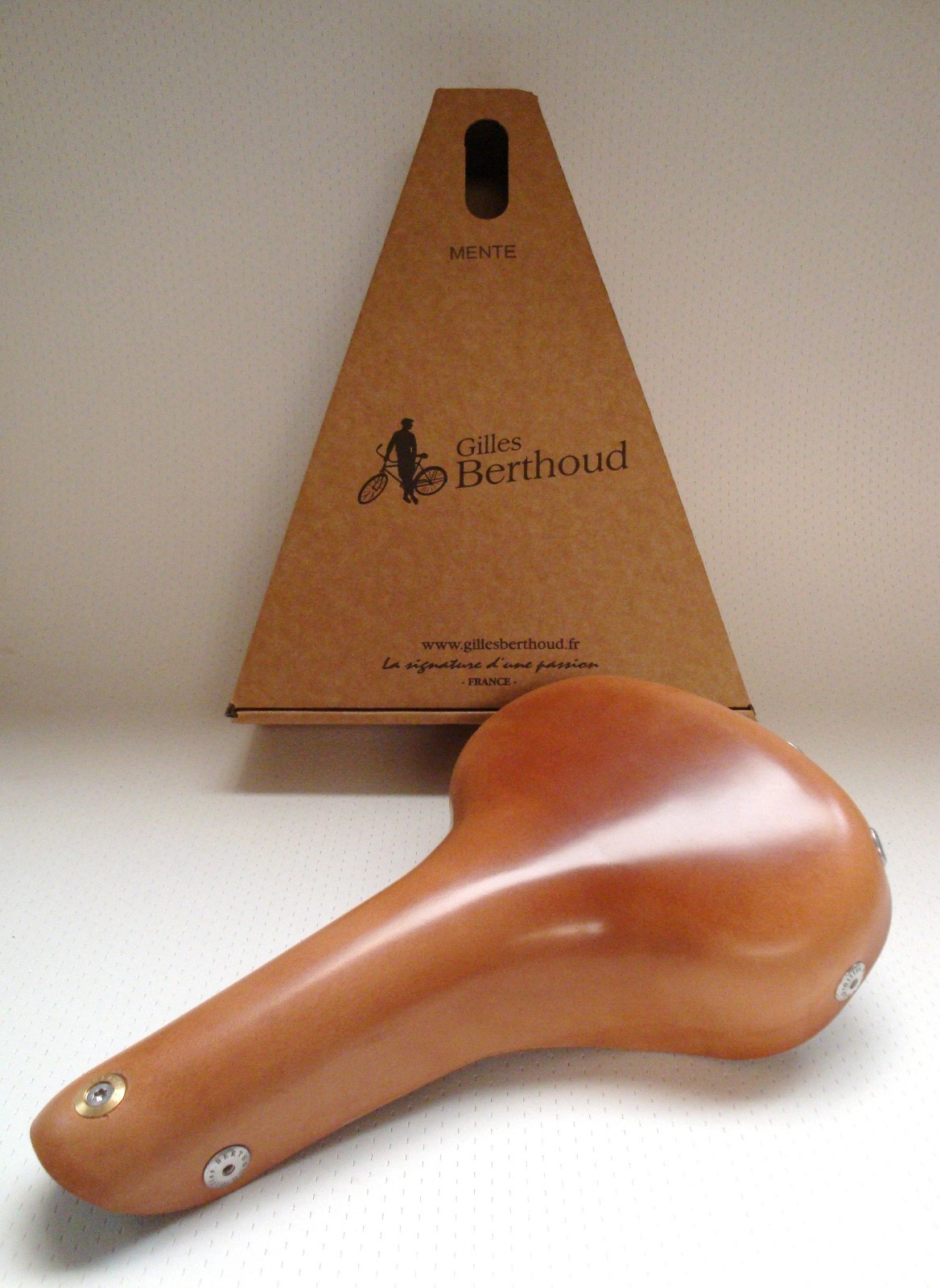 NEW IN BOX GILLES BERTHOUD SADDLE SEAT MENTE NATURAL MADE IN FRANCE