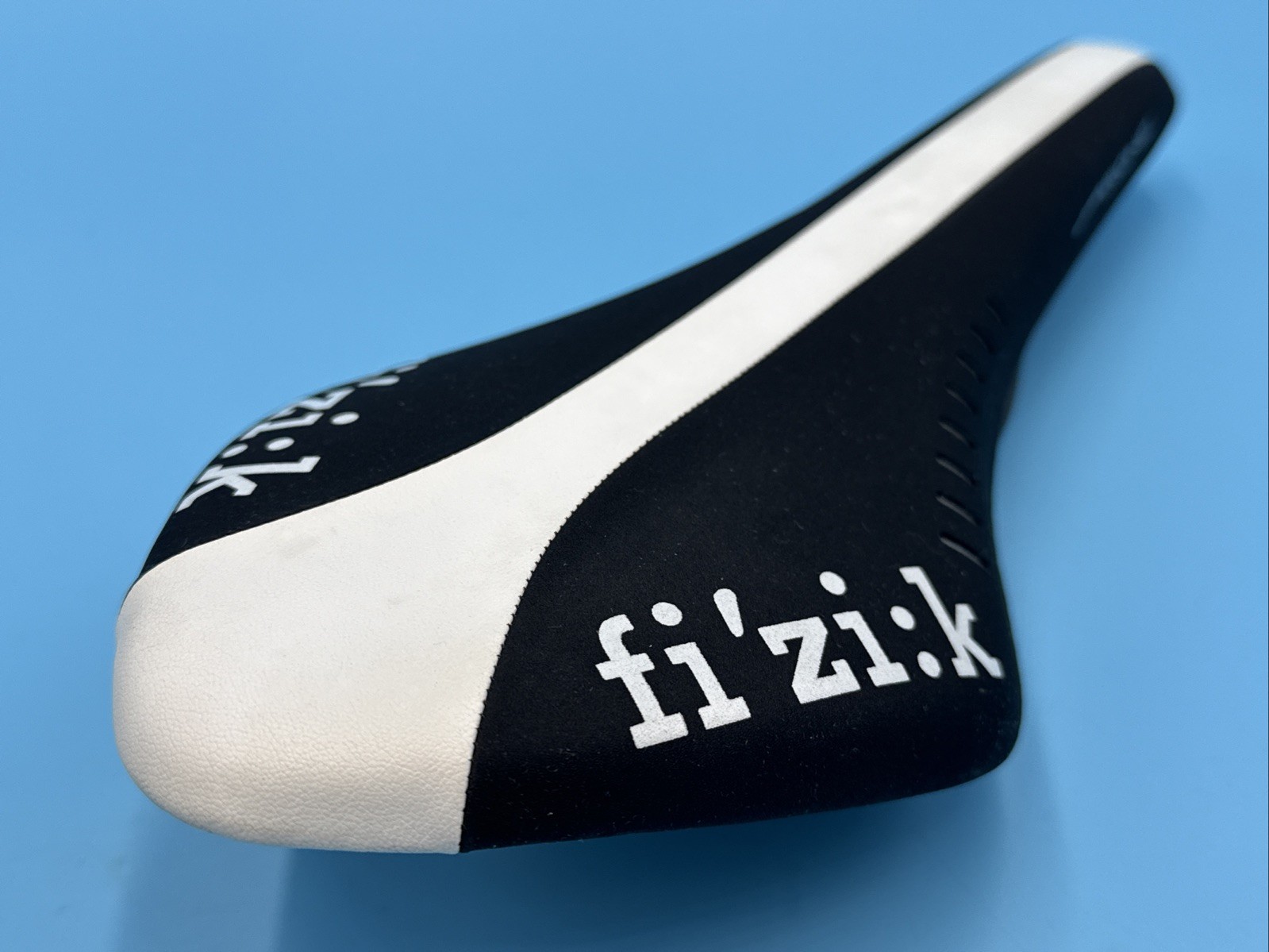 OG fi:zi’k ARIONE 2013 Manganese Rail Black & White Saddle NEW from NEW BIKE!
