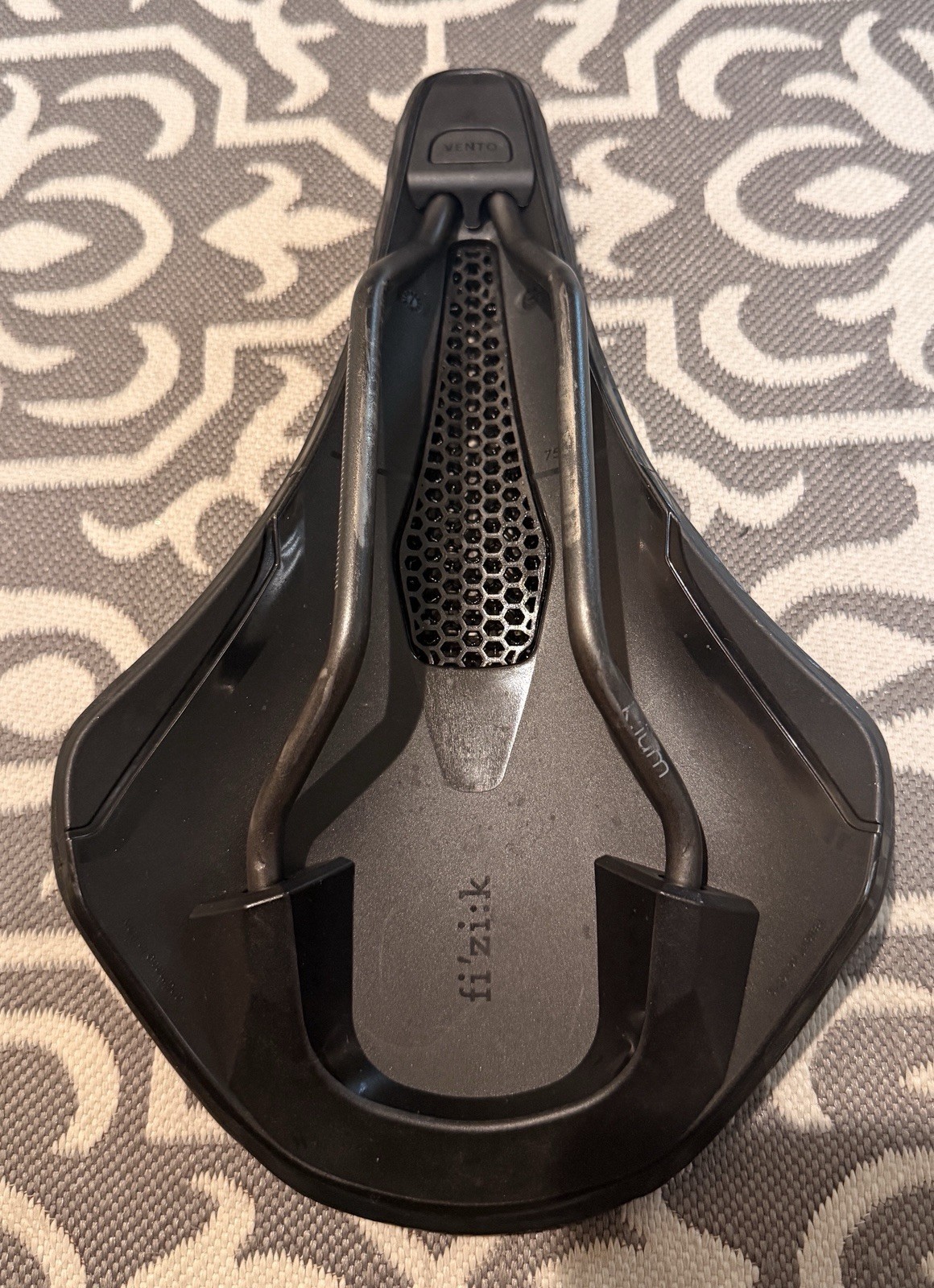 Fizik Vento Argo R3 Adaptive Road Seat – Black, 150mm (70F2D00A1P002)