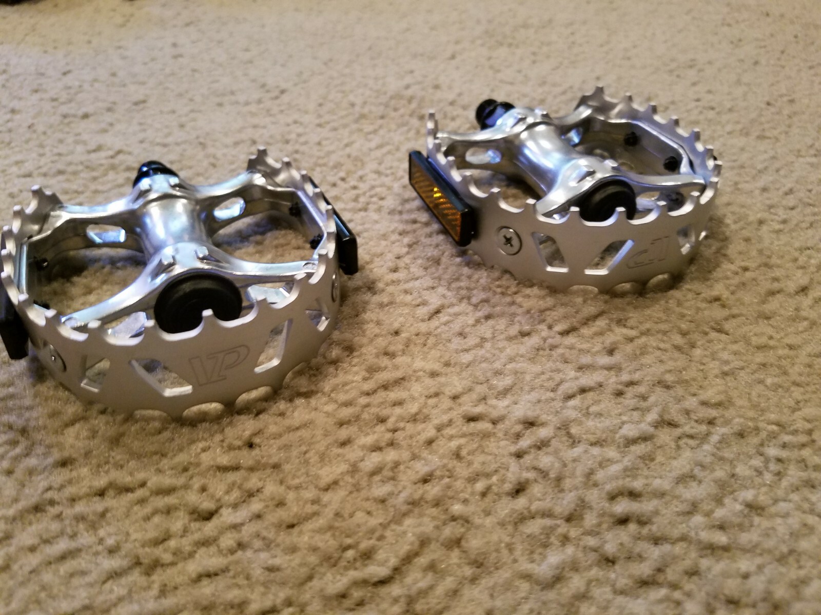2 NEW BEAR CLAW STYLE BICYCLE PEDALS WITH REFLECTORS ALLOY,1/2″, BMX, CRUSERS