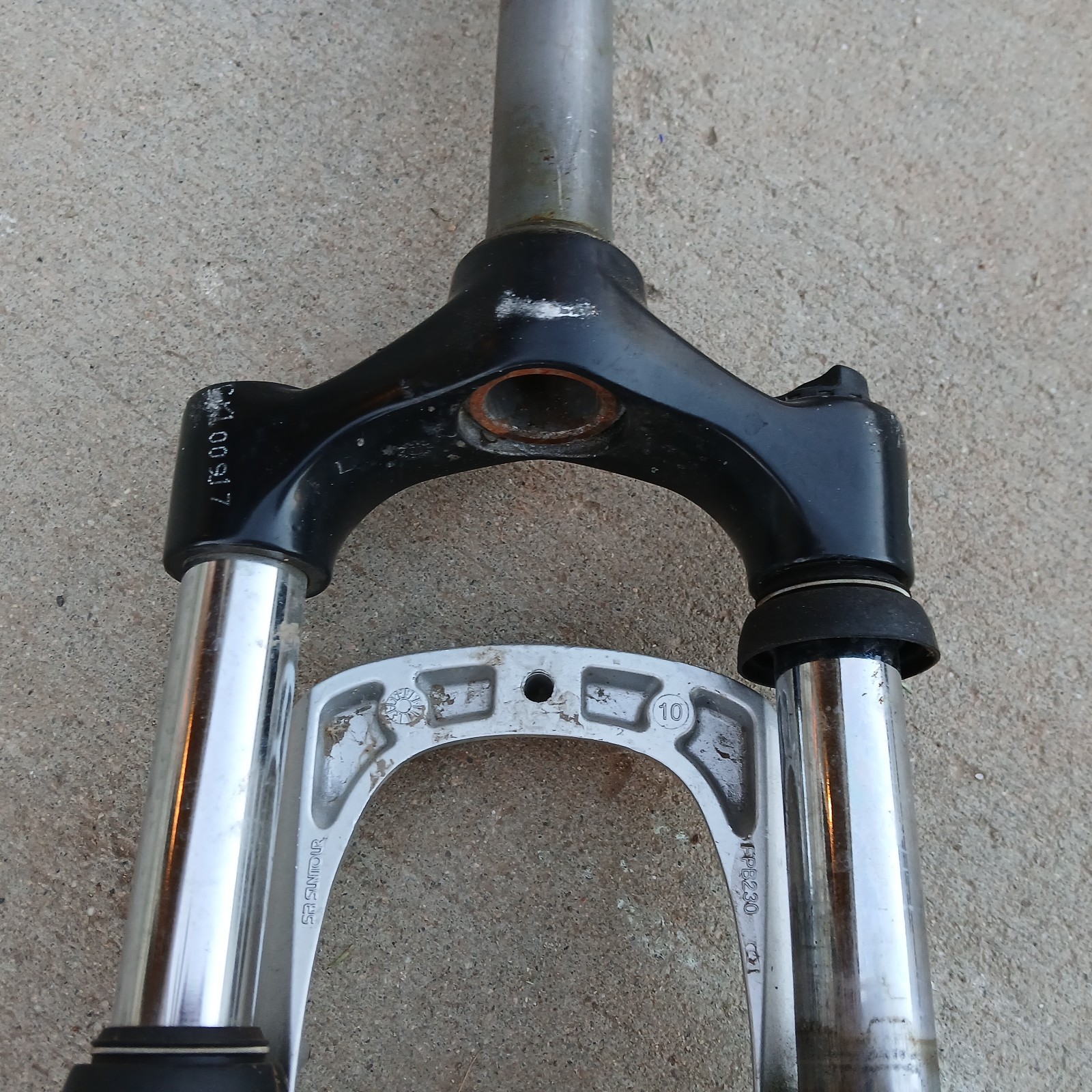 SR Suntour Suspension Fork 24.5” SF11-XCT-JR-24 from a Specialized Hotrock