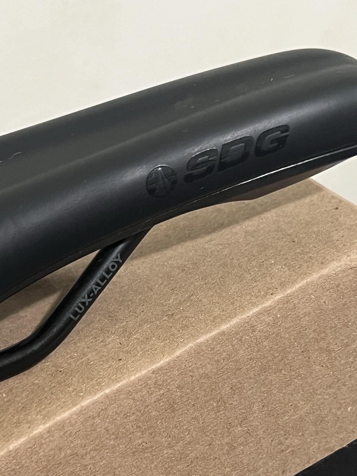 Specialized Henge Black Bike Saddle Seat 143mm, 7×7 Titanium rails