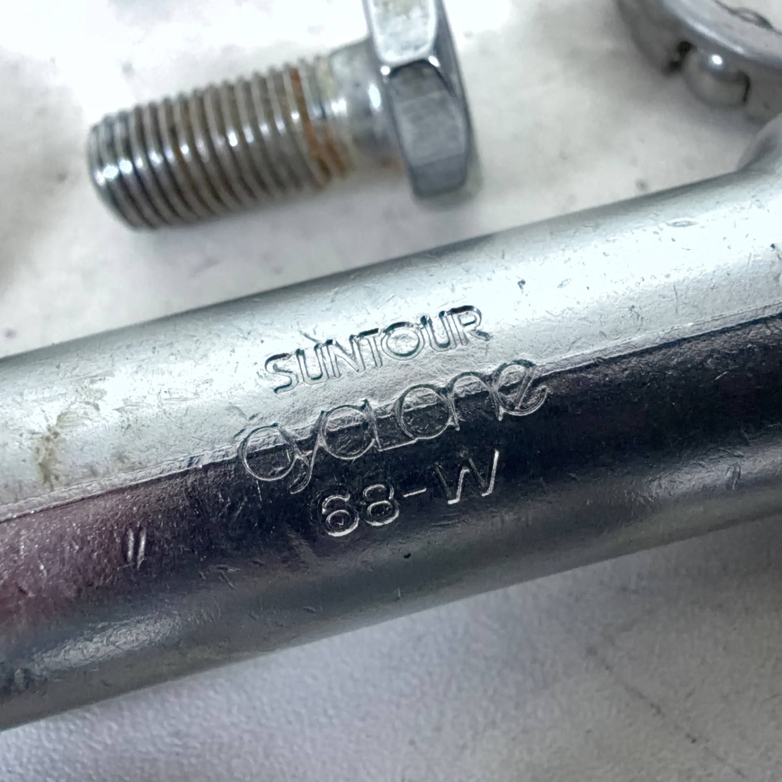 Suntour Vintage Cyclone Bottom Bracket 1.37 x 24T 68mm 113mm Hollow Chromoly