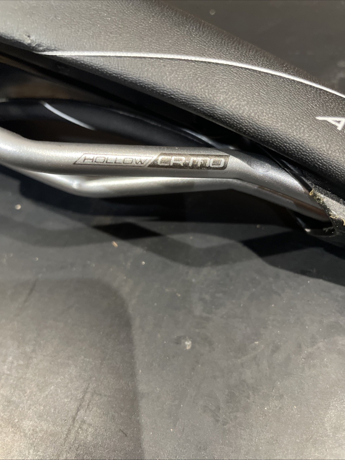 Specialized Saddle 155mm Avatar Hollow CR/MO Body Geometry In Black With White