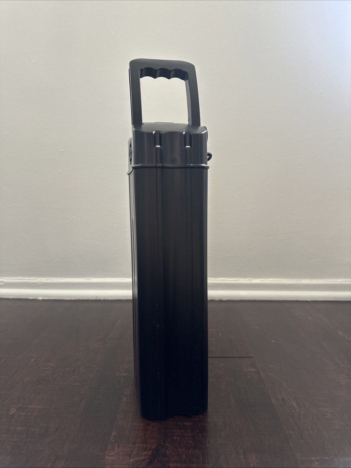 An ebike battery v48,500w, working fully good keys are with it and the charger.