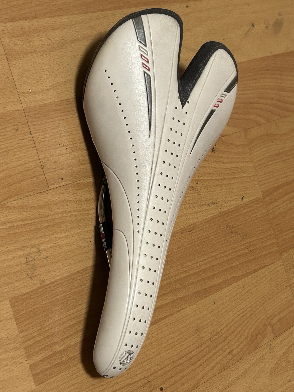 Bontrager Race X Lite Saddle, White, Road Bike, Titanium Rails Ti 220g 135mm