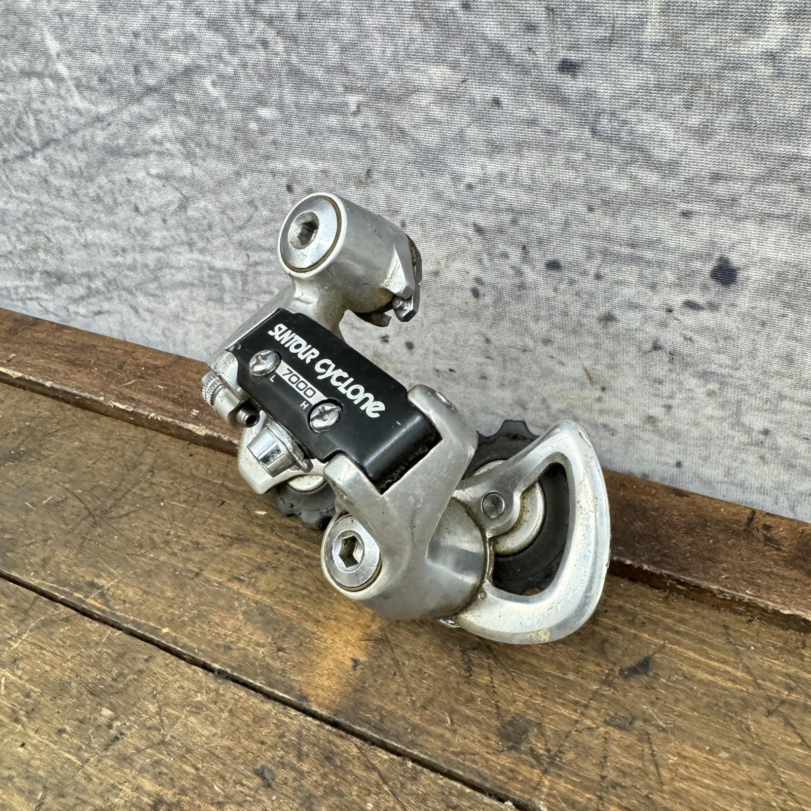 Vintage Suntour Cyclone 7000 Rear Derailleur Short Cage Black Bolt-On 220g