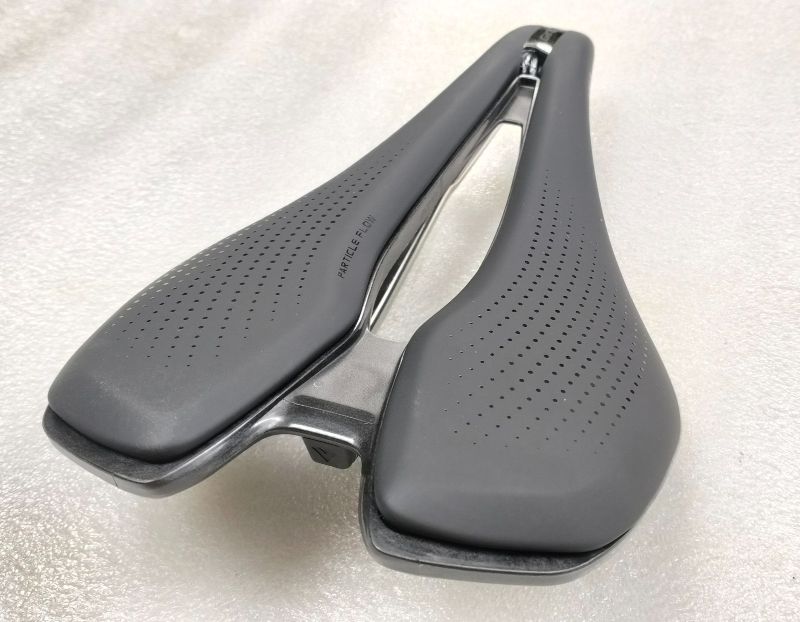 GIANT FLEET SL BLACK SADDLE 248X145MM SHORT NOSE CARBON COMPOSITE WEIGHT 222g