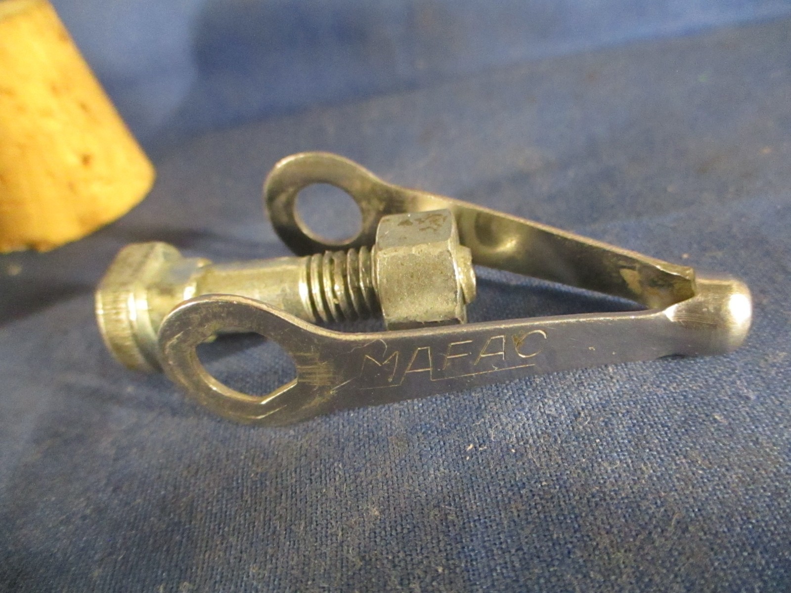 Keep that thing from spinning, Mafac hanger w/ binder bolt Flats, not keyed