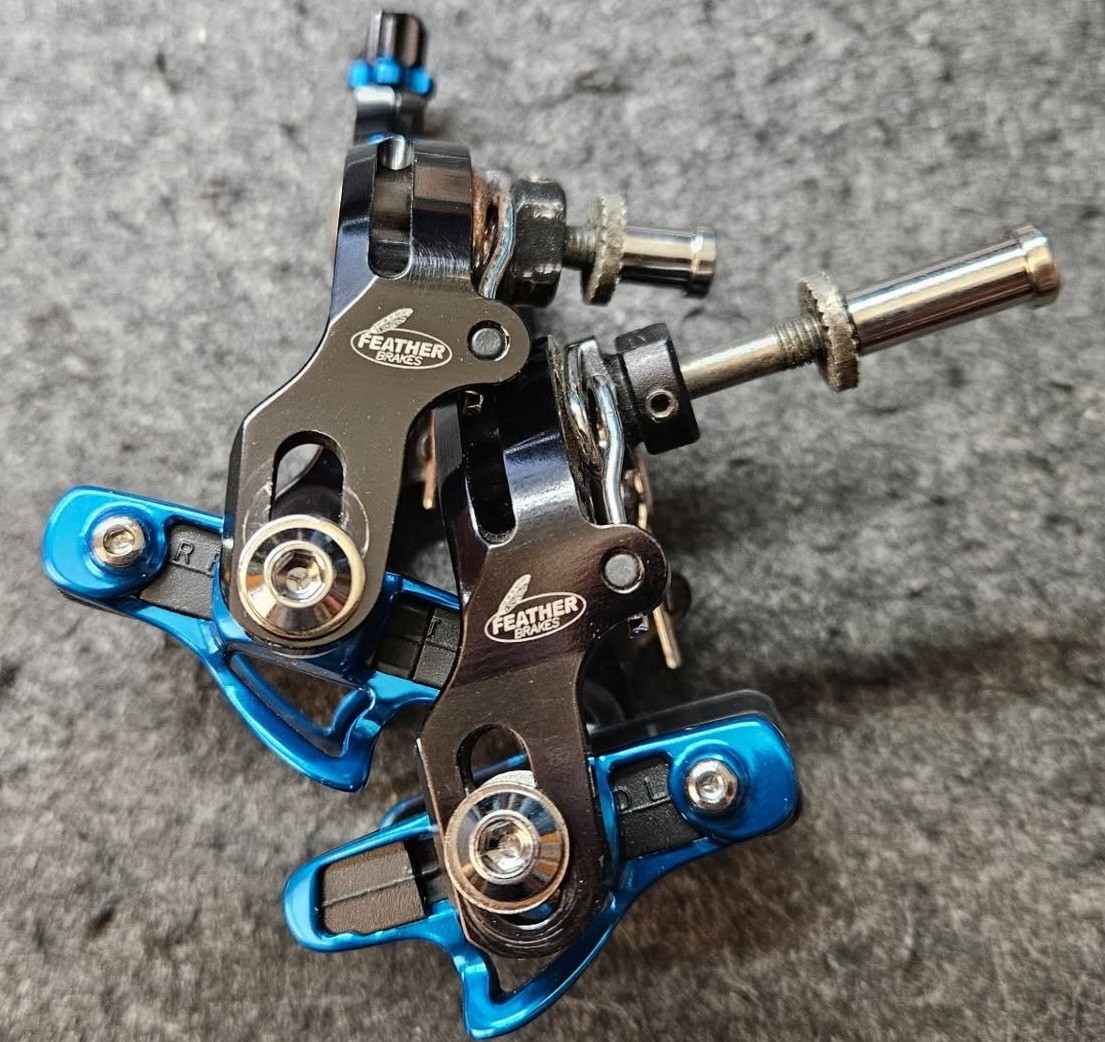 FEATHER BRAKES CNC ROAD CALIPER BRAKES ULTRALIGHT BLACK AND BLUE ANODIZED 230 G