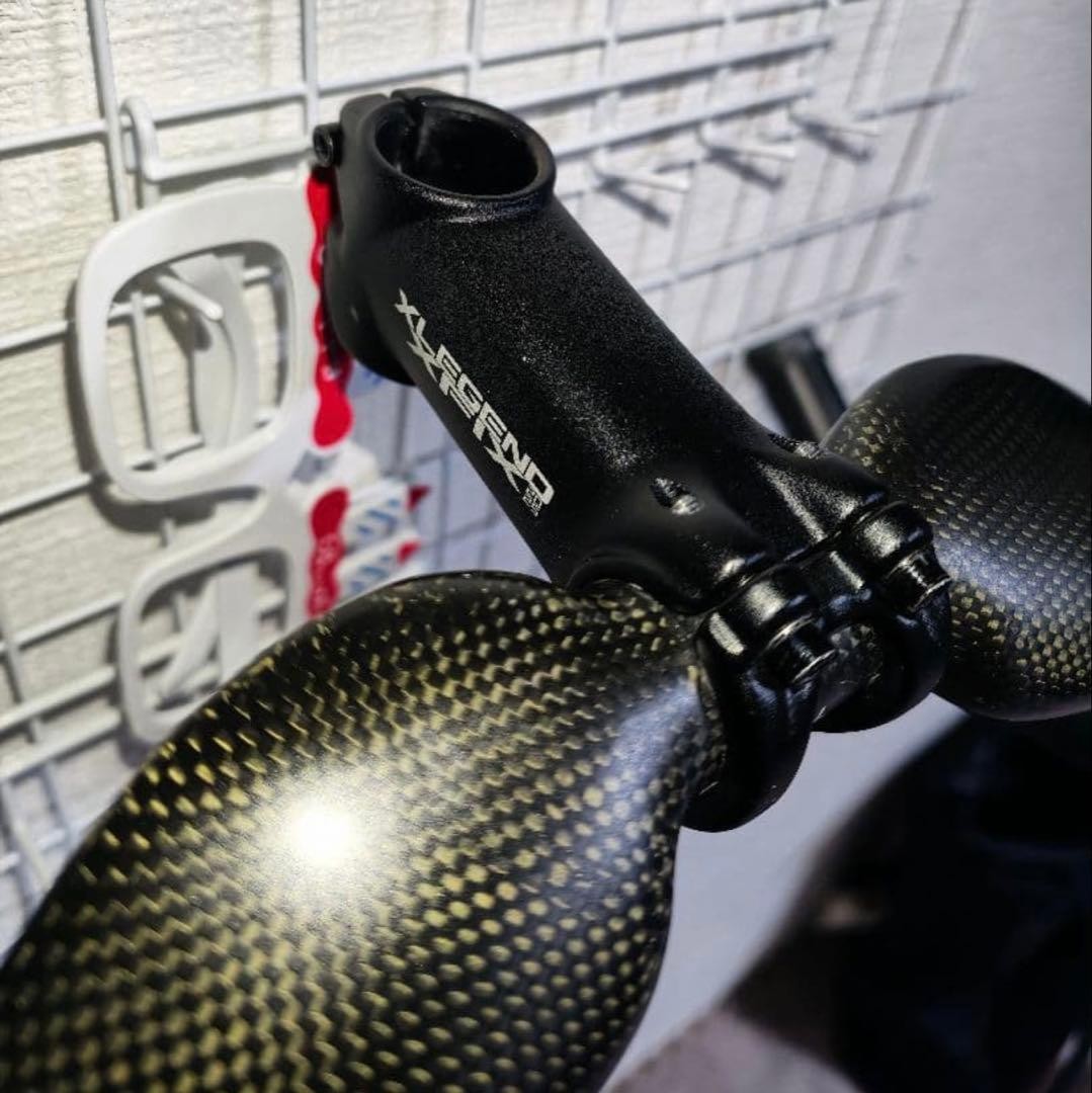 Carbon aero handle (width approx. 400mm), aluminum stem 90mm