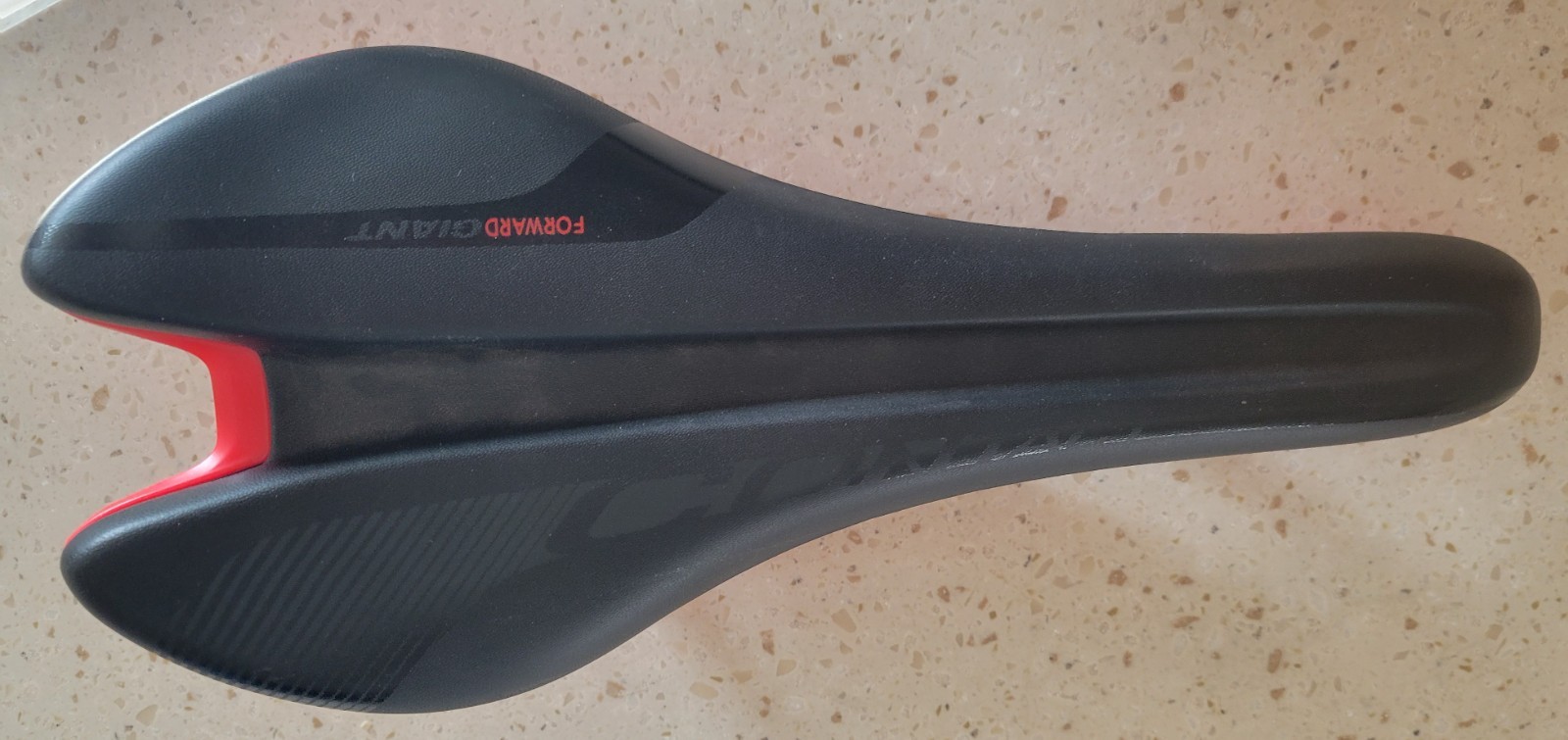 Giant Contact Saddle Seat 140 x 275mm Particle Flow Black /Red 298grams