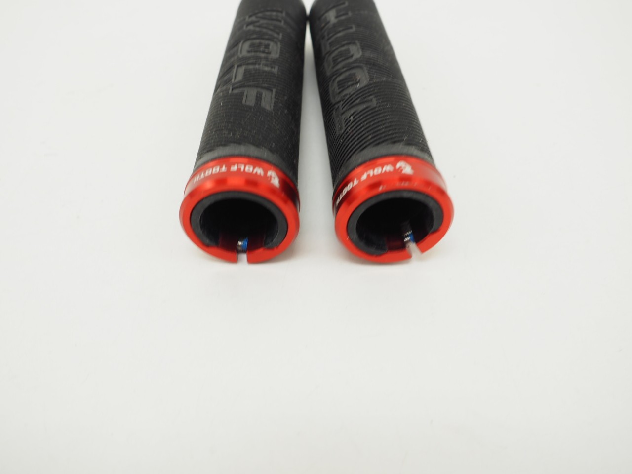 New! WolfTooth Echo Lock-On MTB Mountain Bike Grips Black/Red 125g