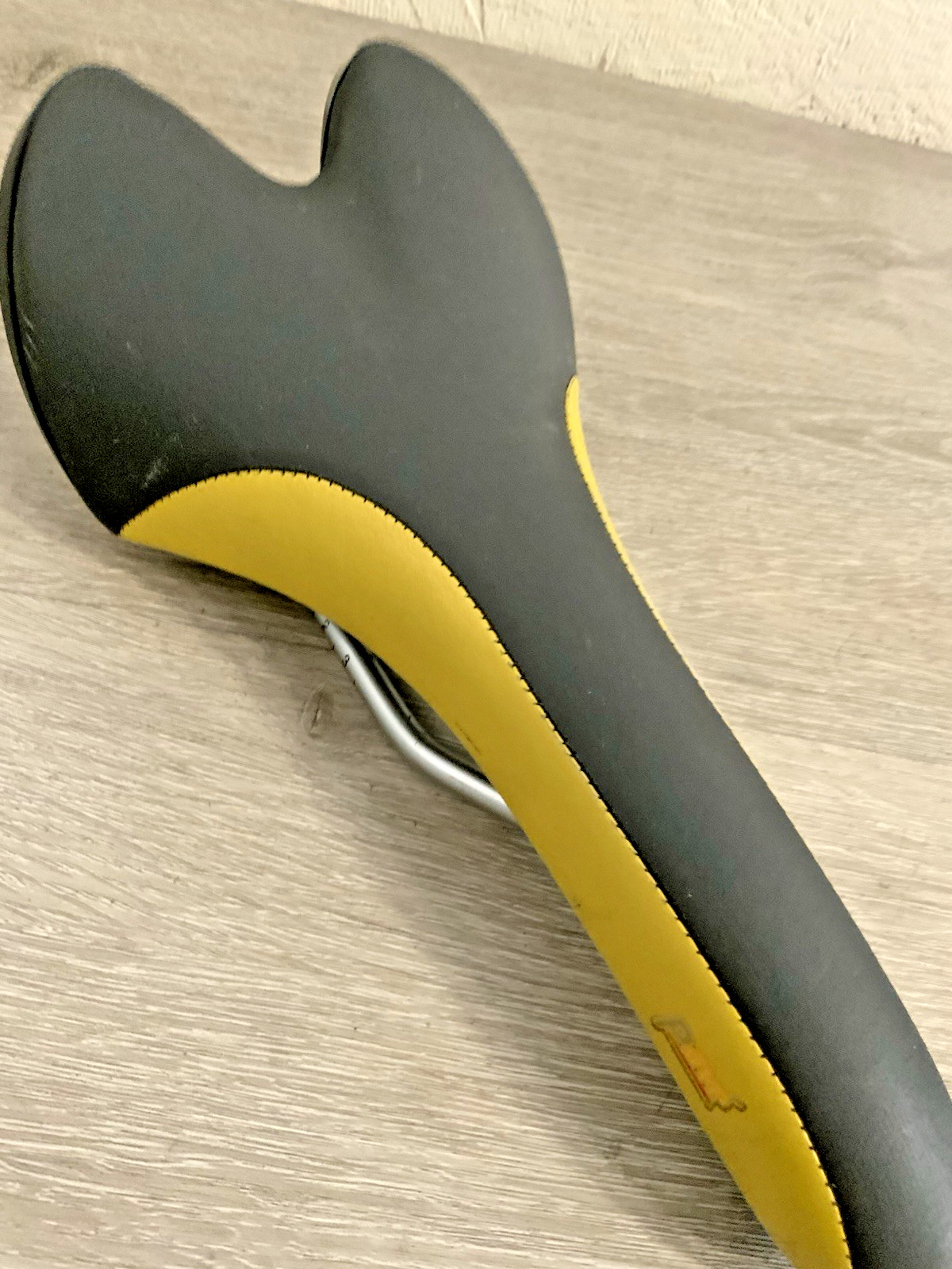 FIZIK PAVE ROAD BIKE SADDLE CHROMOLY STAYS 265 GRAMS 272 MM X 132 MM