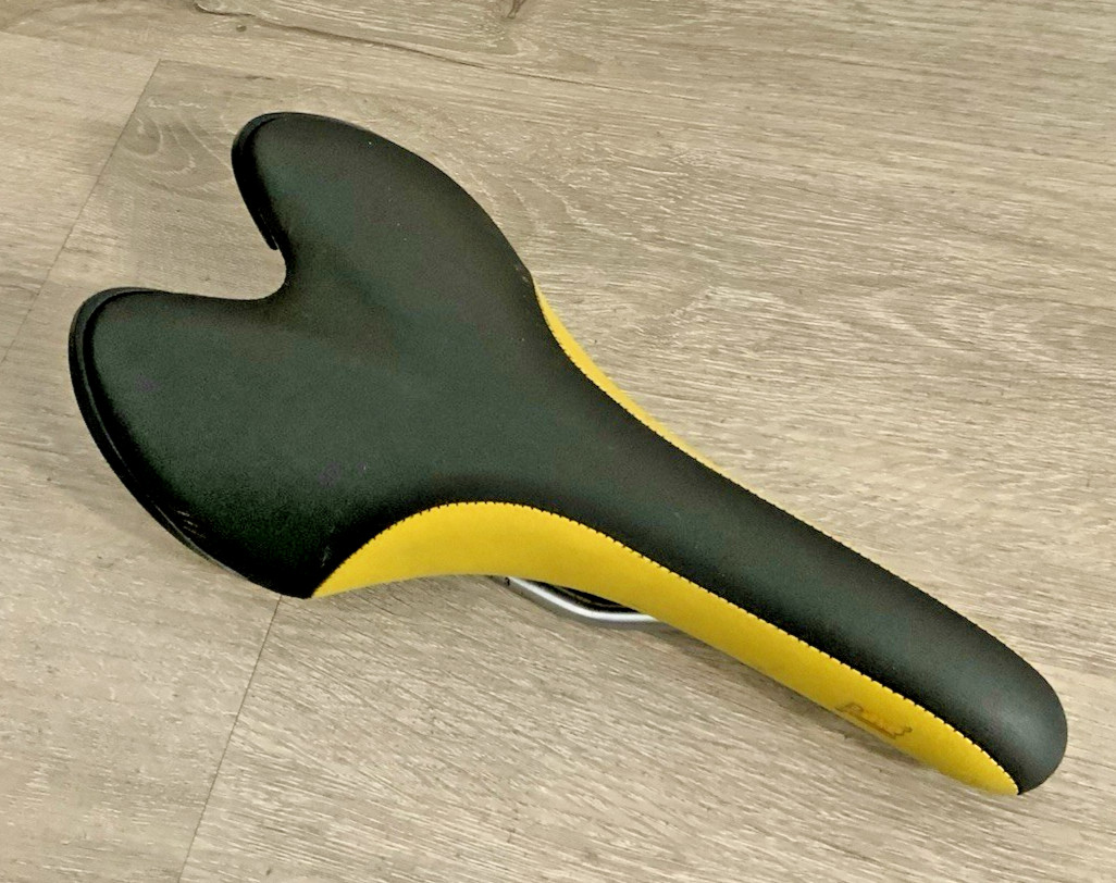 FIZIK PAVE ROAD BIKE SADDLE CHROMOLY STAYS 265 GRAMS 272 MM X 132 MM