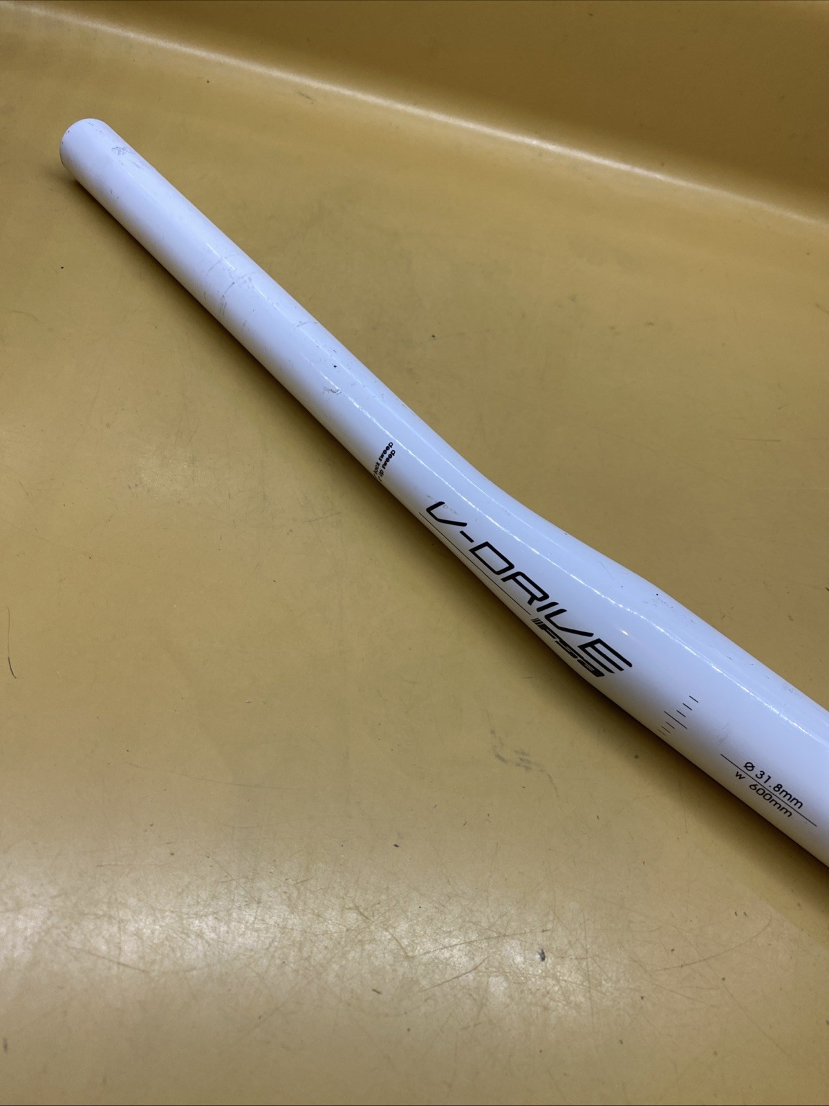 White FSA V-Drive Aluminum 600mm x 9* x 4* x 31.8 Flat Handlebar