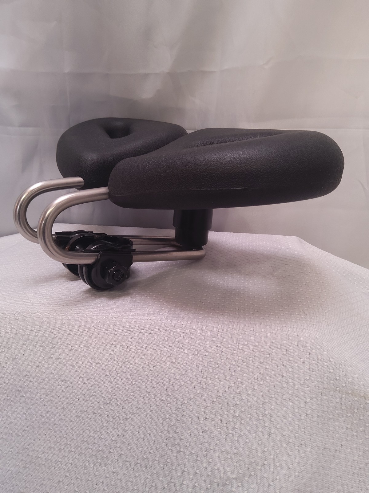 Bicycle Seat, Pain-free riding! Mfg by Spyderflex. Noseless, Hornless Style)