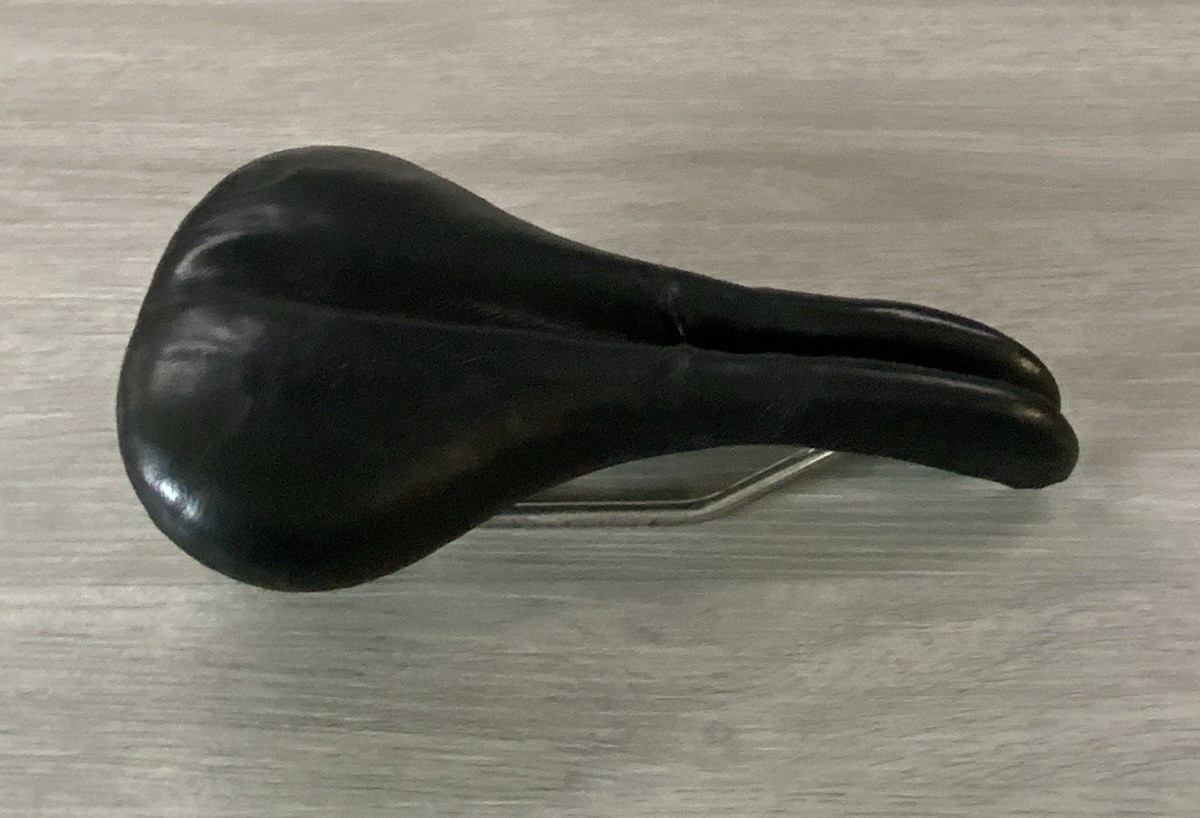 KOOBI SADDLE TITANIUM ALLOY STAYS 270 GRAMS 150 MM X 272 MM